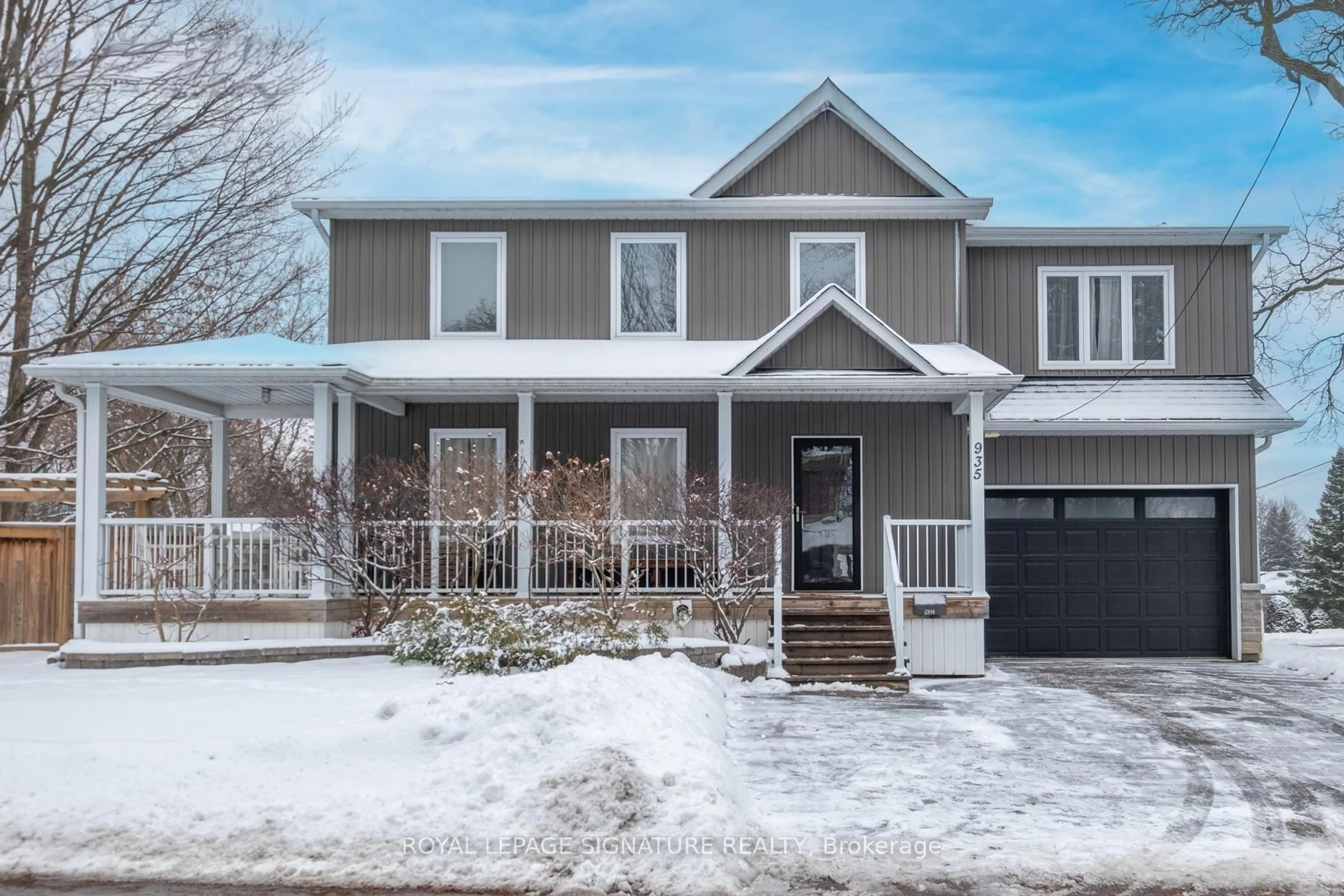 Home with vinyl exterior material, street for 935 Centre St, Whitby Ontario L1N 4X4