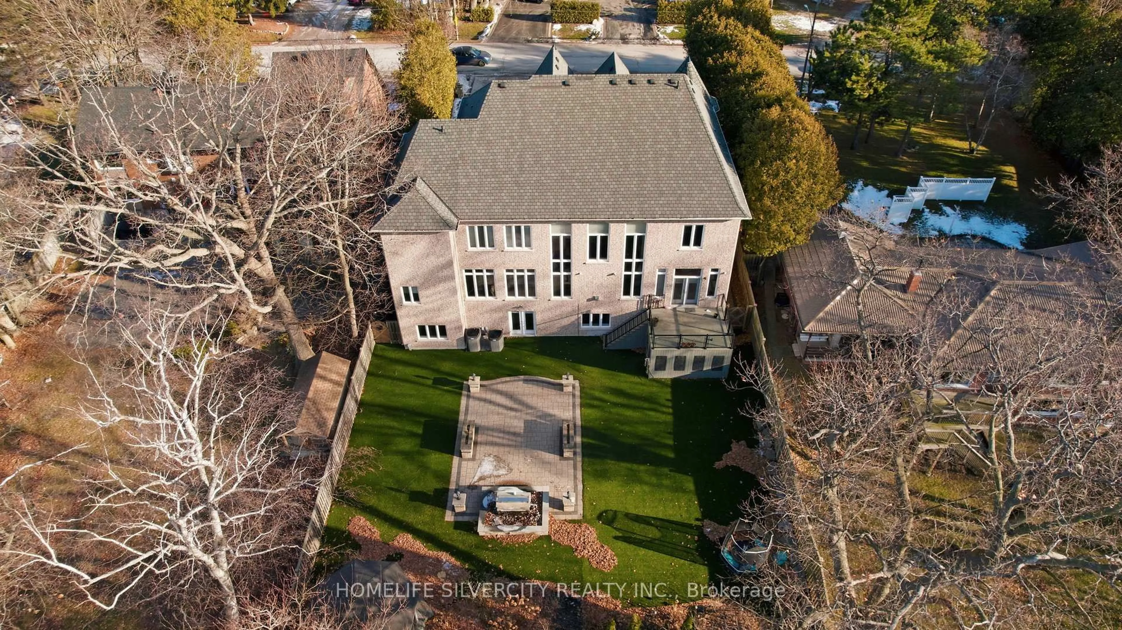 A pic from outside/outdoor area/front of a property/back of a property/a pic from drone, building for 492 Rougemount Dr, Pickering Ontario L1W 2B9