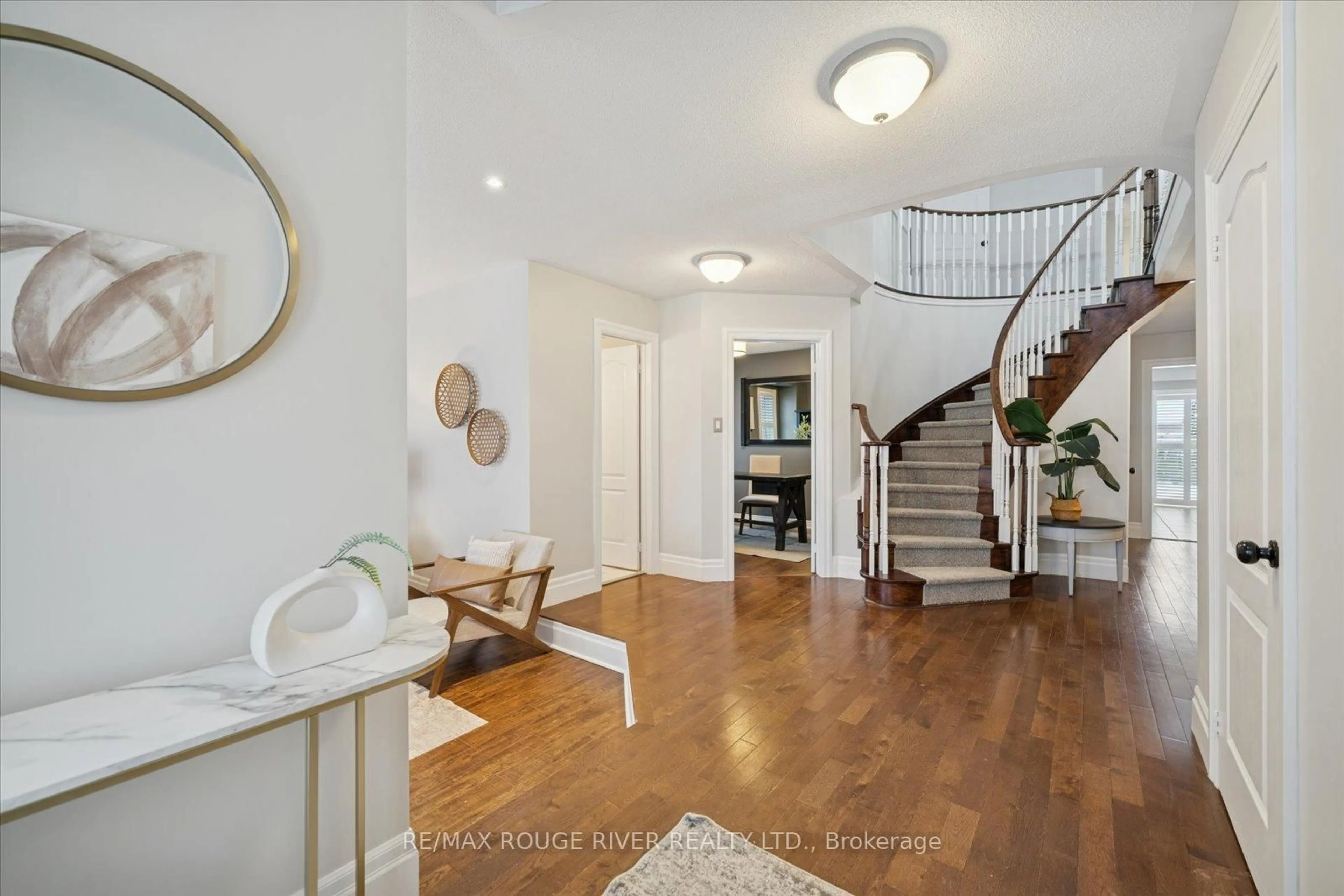 Indoor entryway for 117 Carnwith Dr, Whitby Ontario L1M 1K1