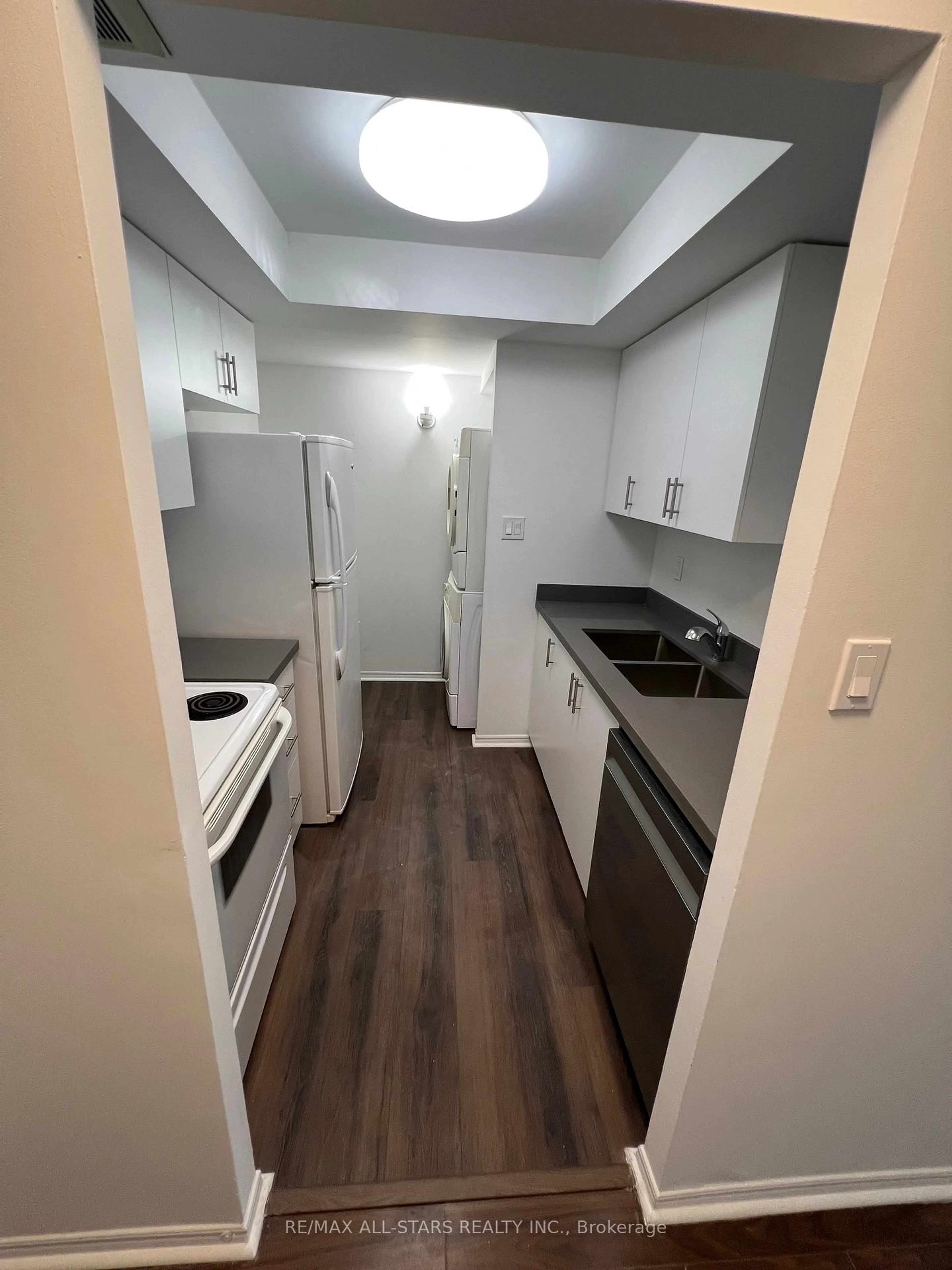 Standard kitchen, unknown for 5 Greystone Walk Dr #611, Toronto Ontario M1K 5J5