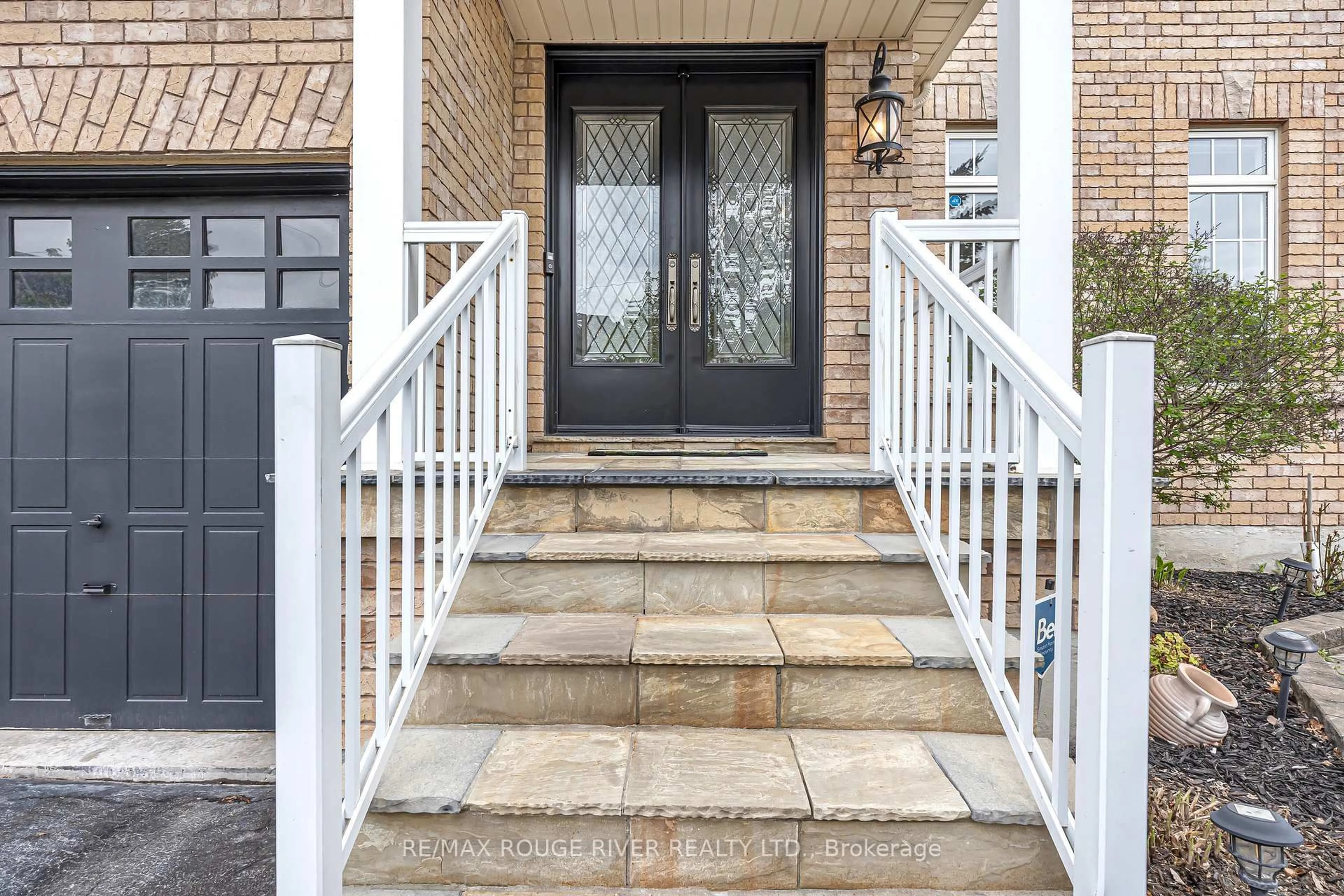 Indoor entryway for 8 St Philip Crt, Whitby Ontario L1P 0A5