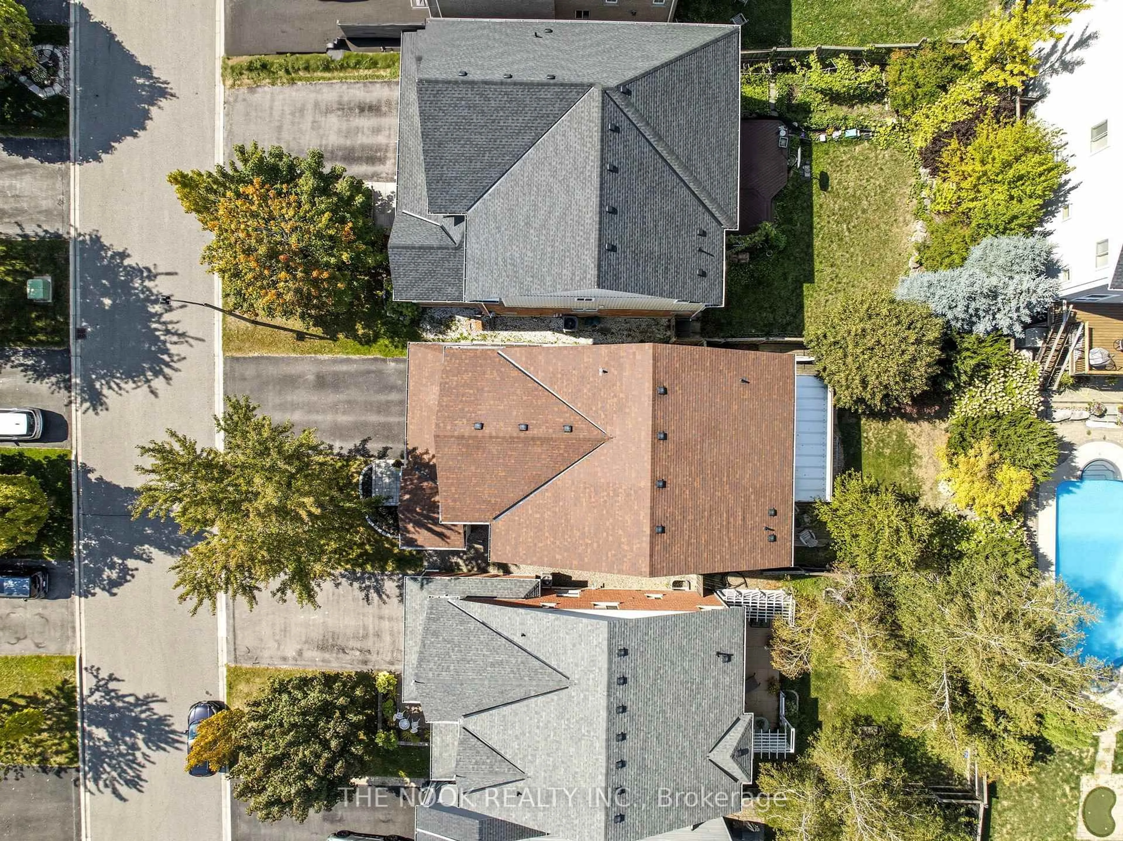 A pic from outside/outdoor area/front of a property/back of a property/a pic from drone, street for 1624 Docking Crt, Oshawa Ontario L1K 0H3