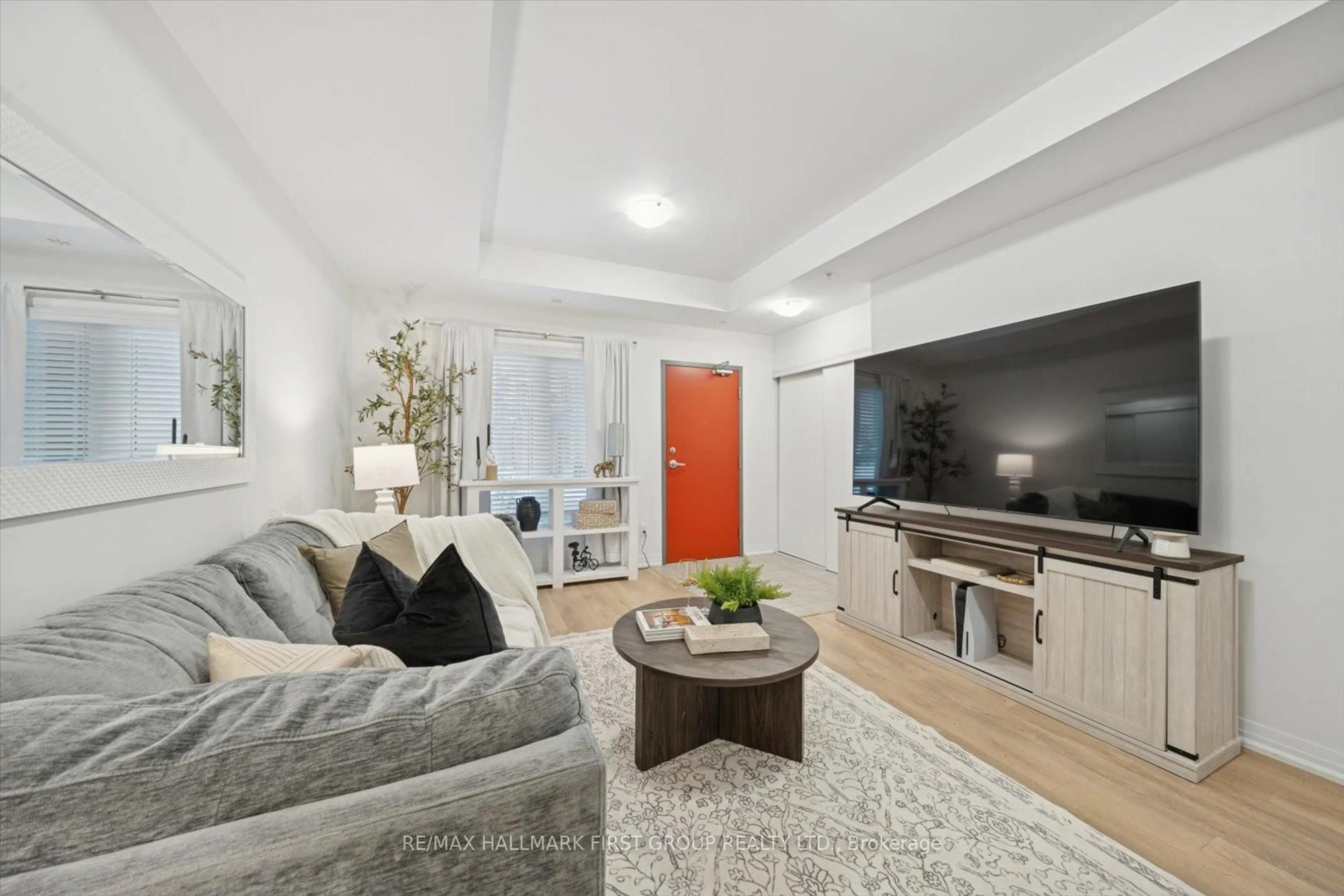 Living room with furniture, unknown for 2635 William Jackson Dr #1013, Pickering Ontario L1X 0L5