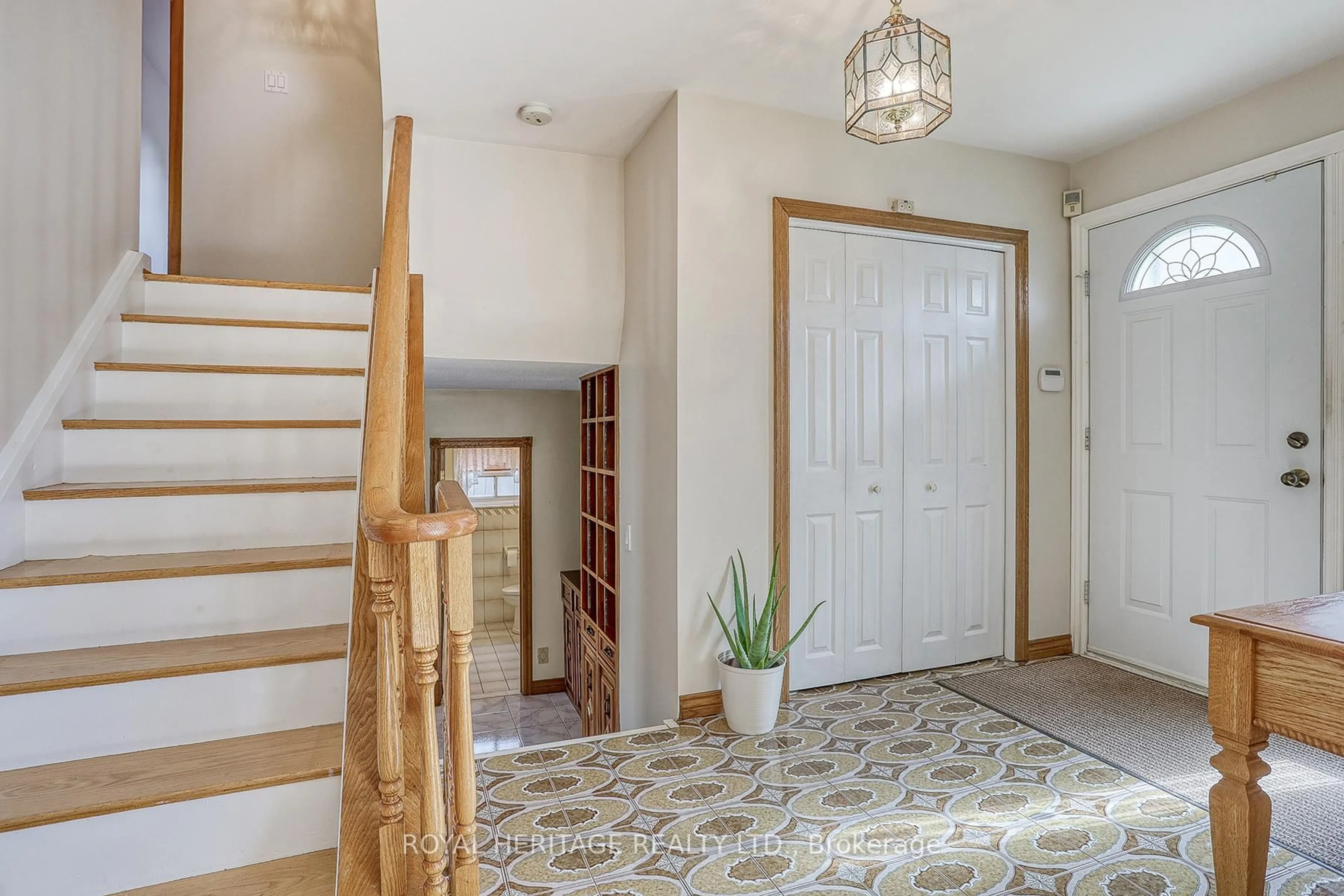 Indoor entryway for 31 Purpledusk Tr, Toronto Ontario M1E 4C6