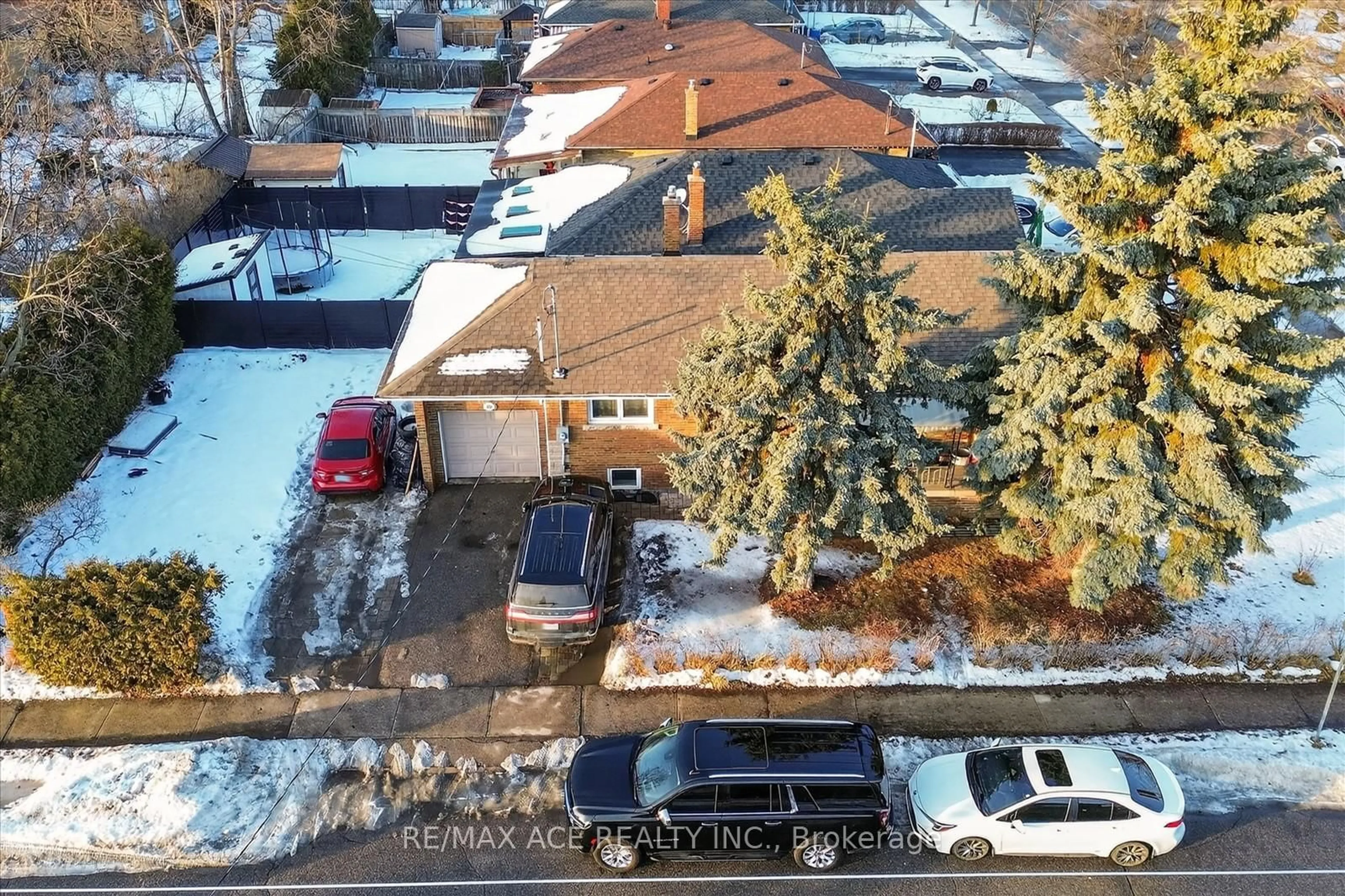 A pic from outside/outdoor area/front of a property/back of a property/a pic from drone, street for 36 Galsworthy Ave, Toronto Ontario M1R 2N6