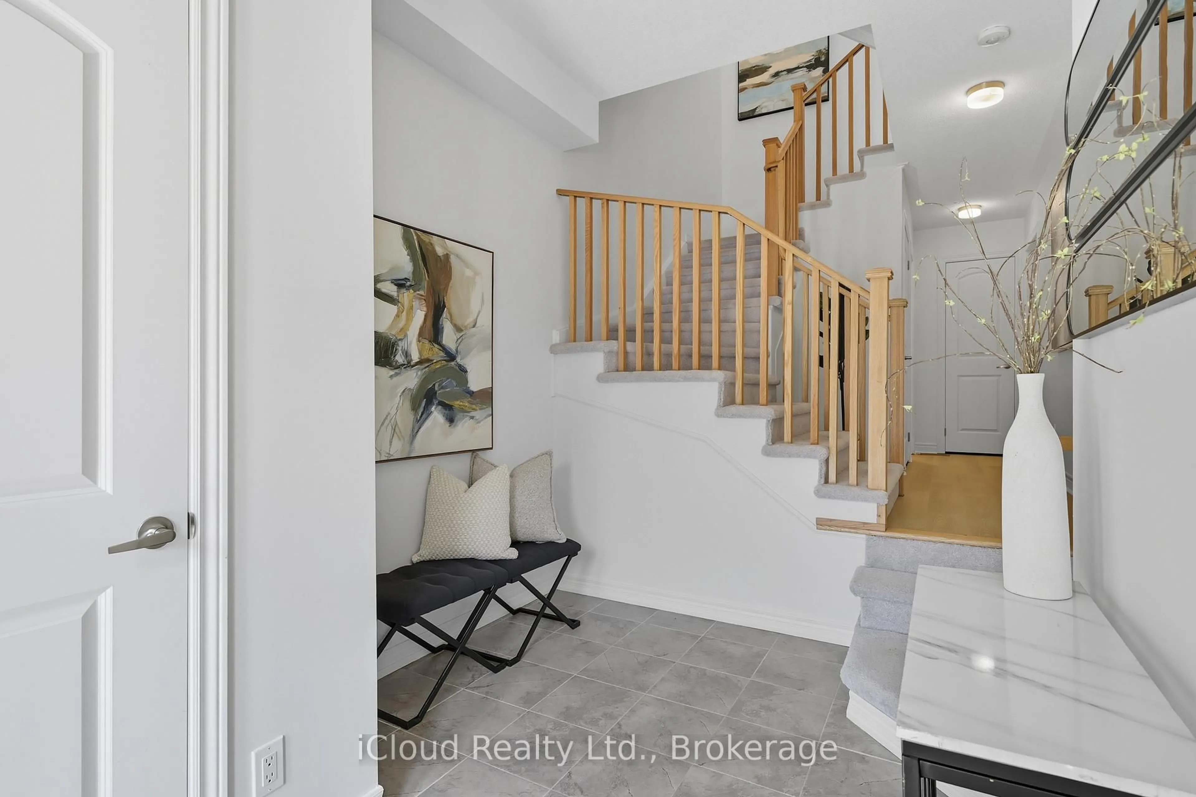 Indoor entryway for 1117 Lockie Dr, Oshawa Ontario L1L 0R9