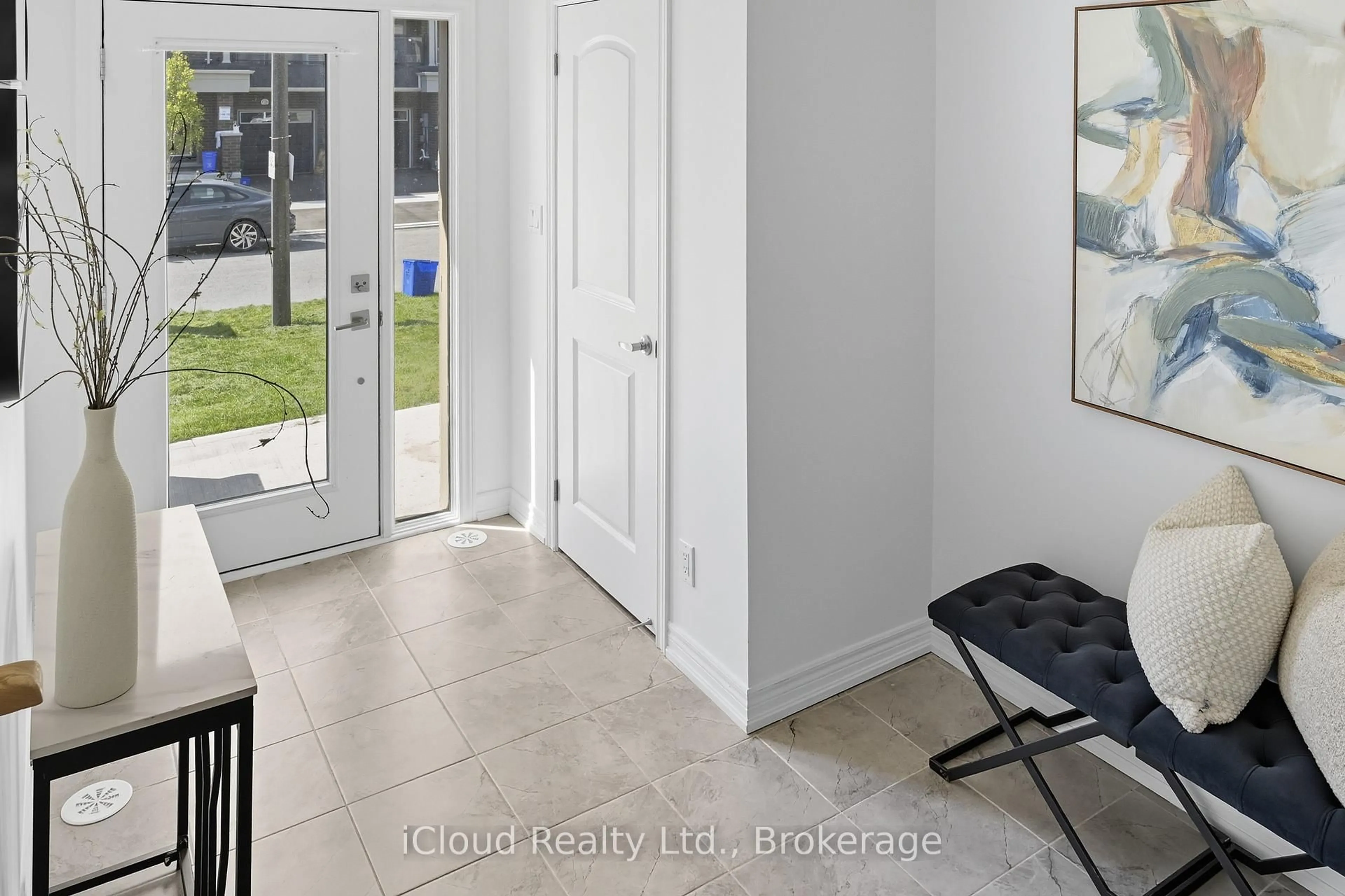 Indoor entryway for 1117 Lockie Dr, Oshawa Ontario L1L 0R9