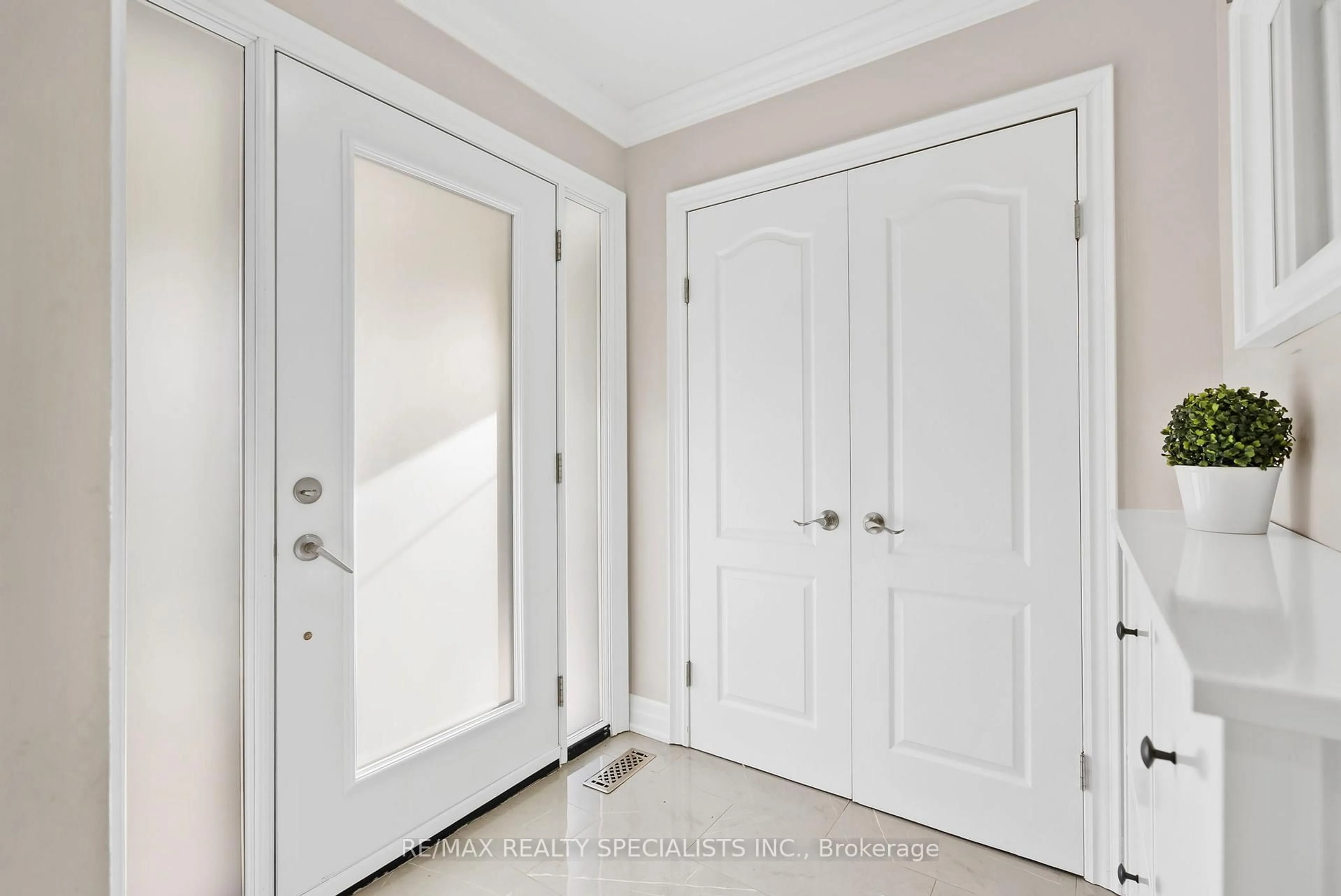 Indoor entryway for 8 Brumwell St, Toronto Ontario M1C 2K8