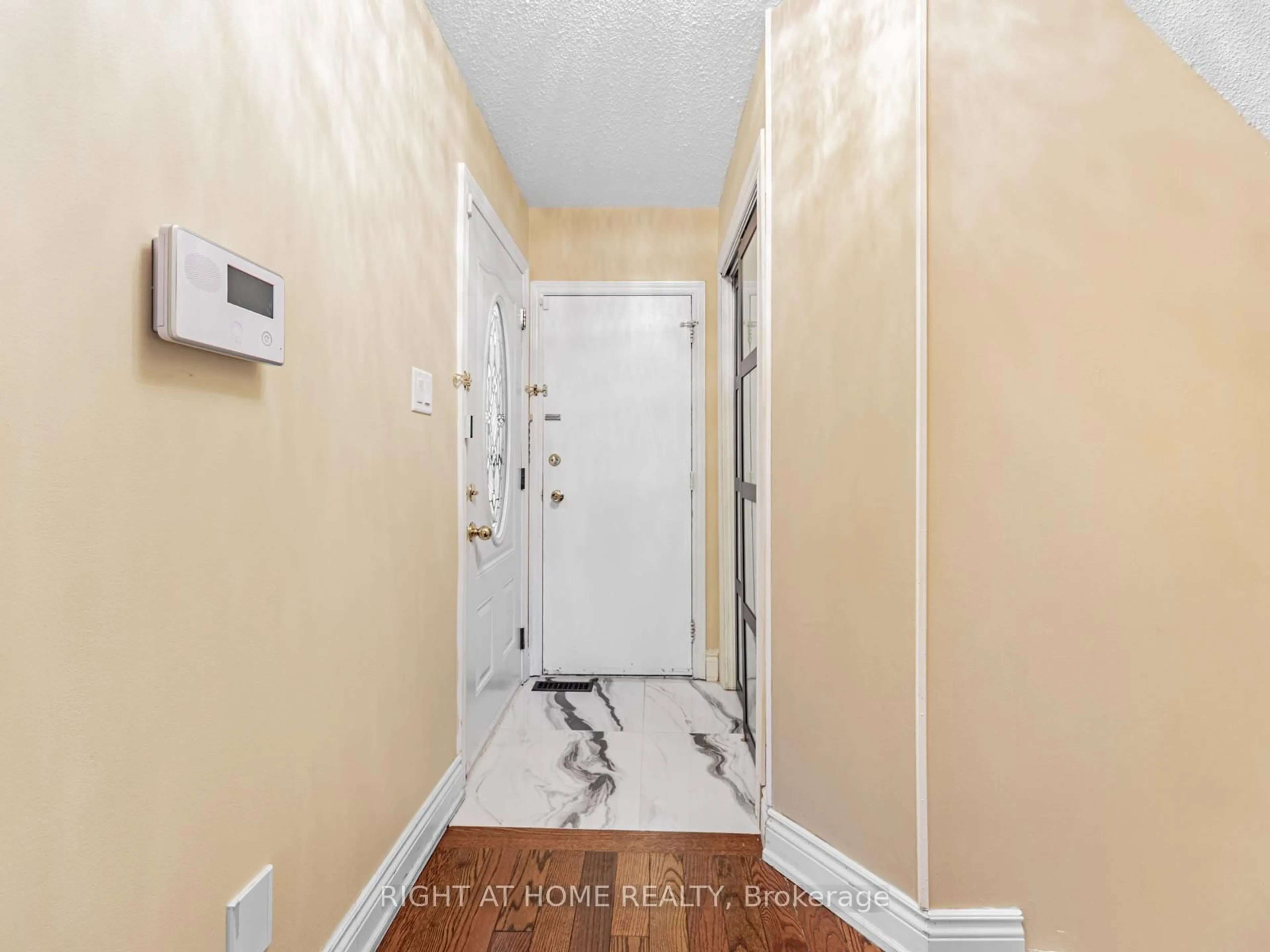 Indoor entryway for 106 Mammoth Hall Tr, Toronto Ontario M1B 1P9