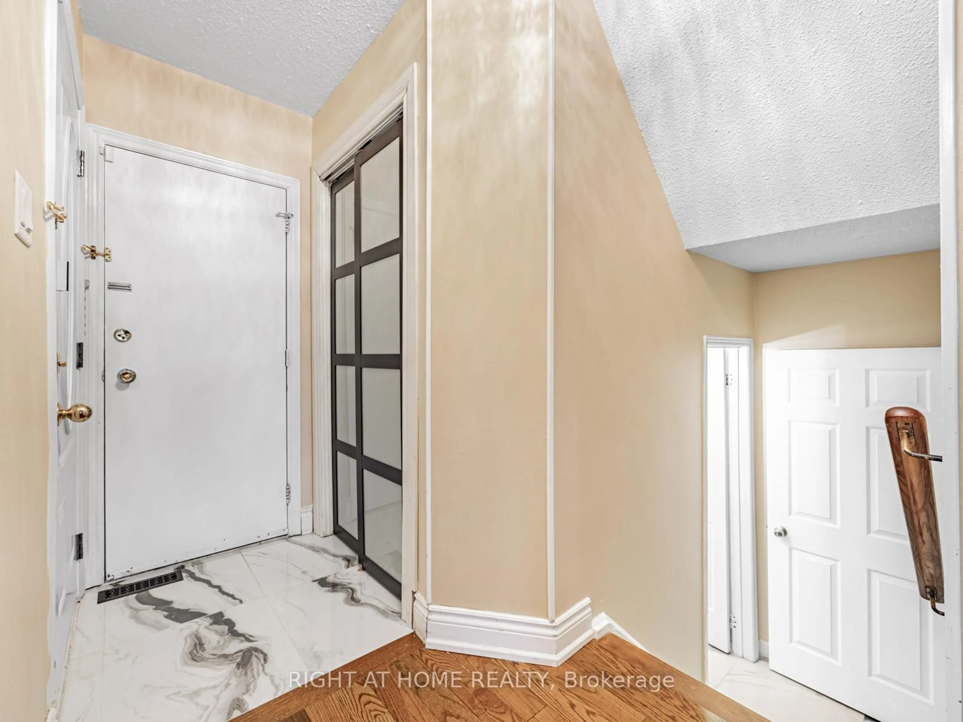 Indoor entryway for 106 Mammoth Hall Tr, Toronto Ontario M1B 1P9