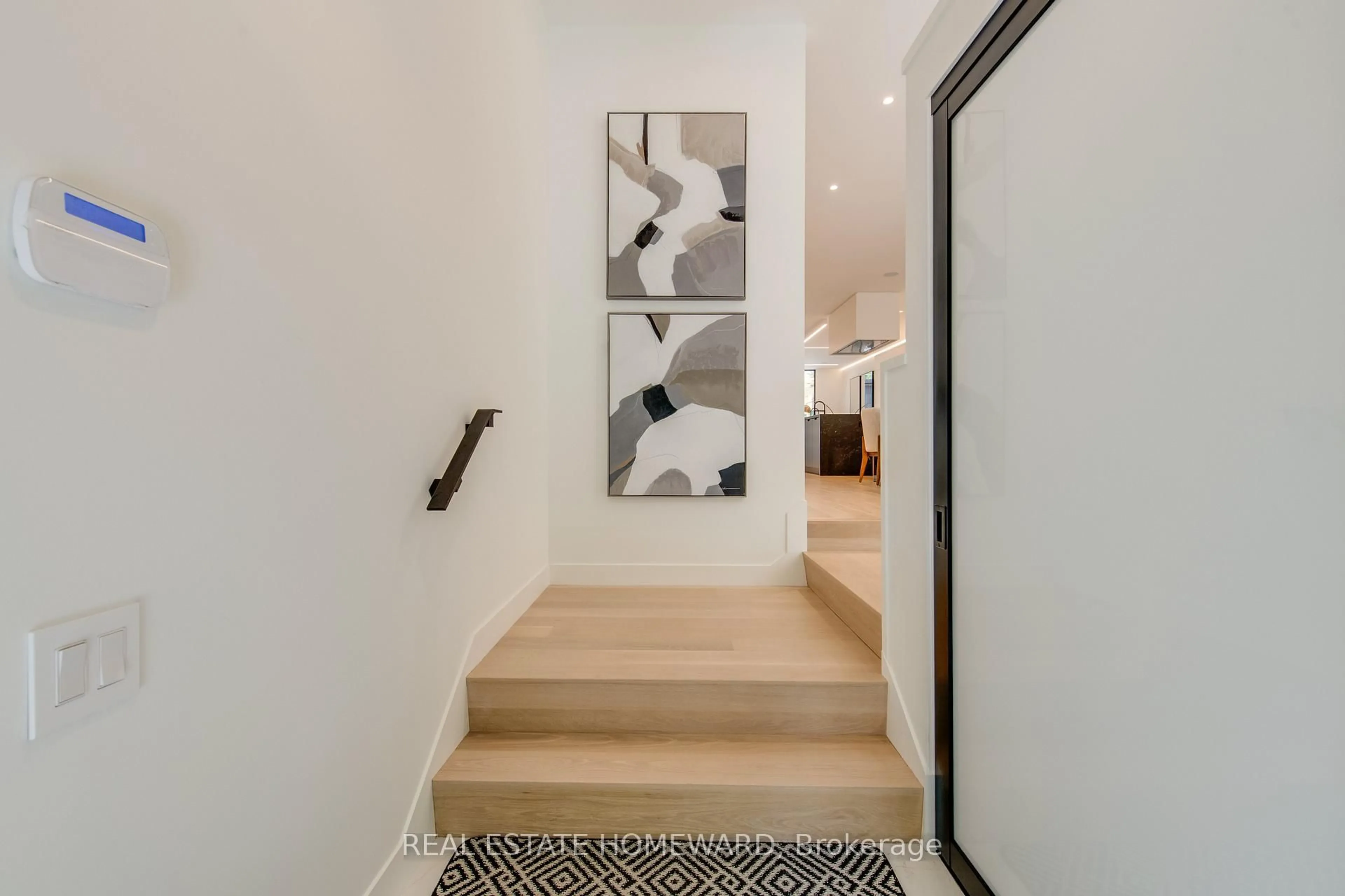 Indoor entryway for 174 Kenilworth Ave, Toronto Ontario M4L 3S6