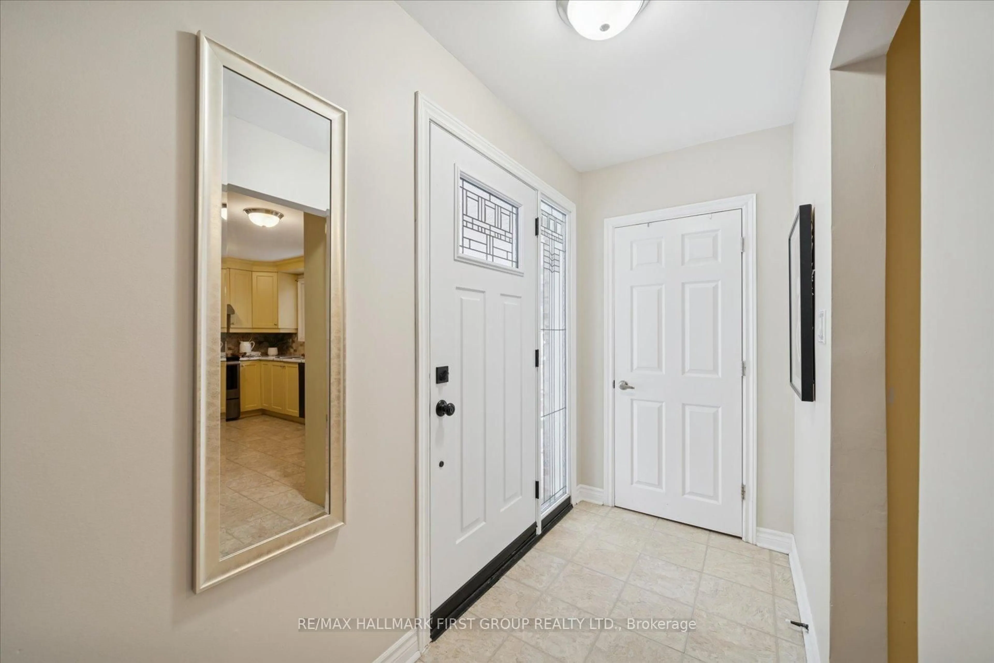 Indoor entryway for 553 Harmony Rd, Oshawa Ontario L1H 6V4