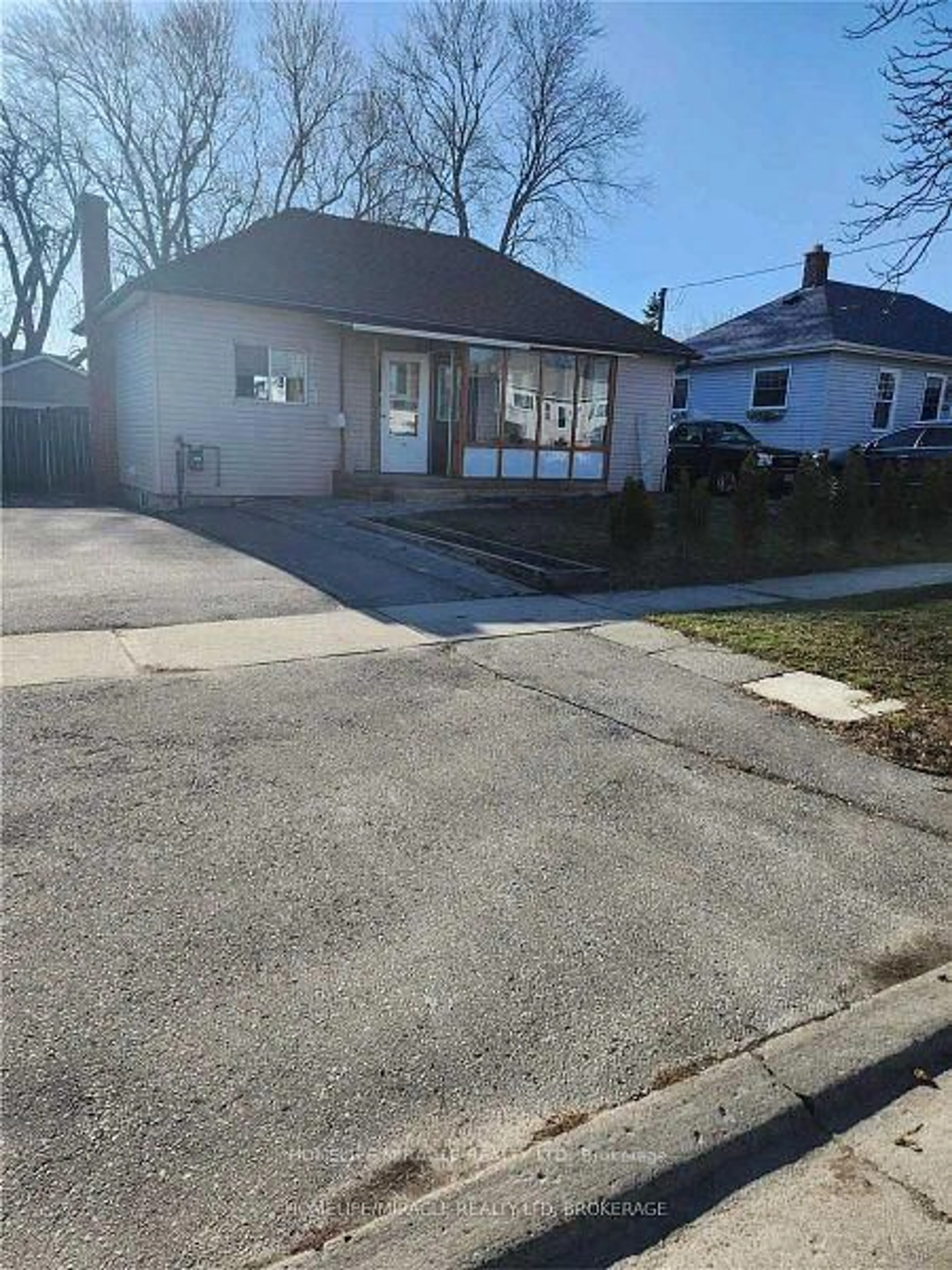 Unknown for 824 Rowena St, Oshawa Ontario L1H 4Z5