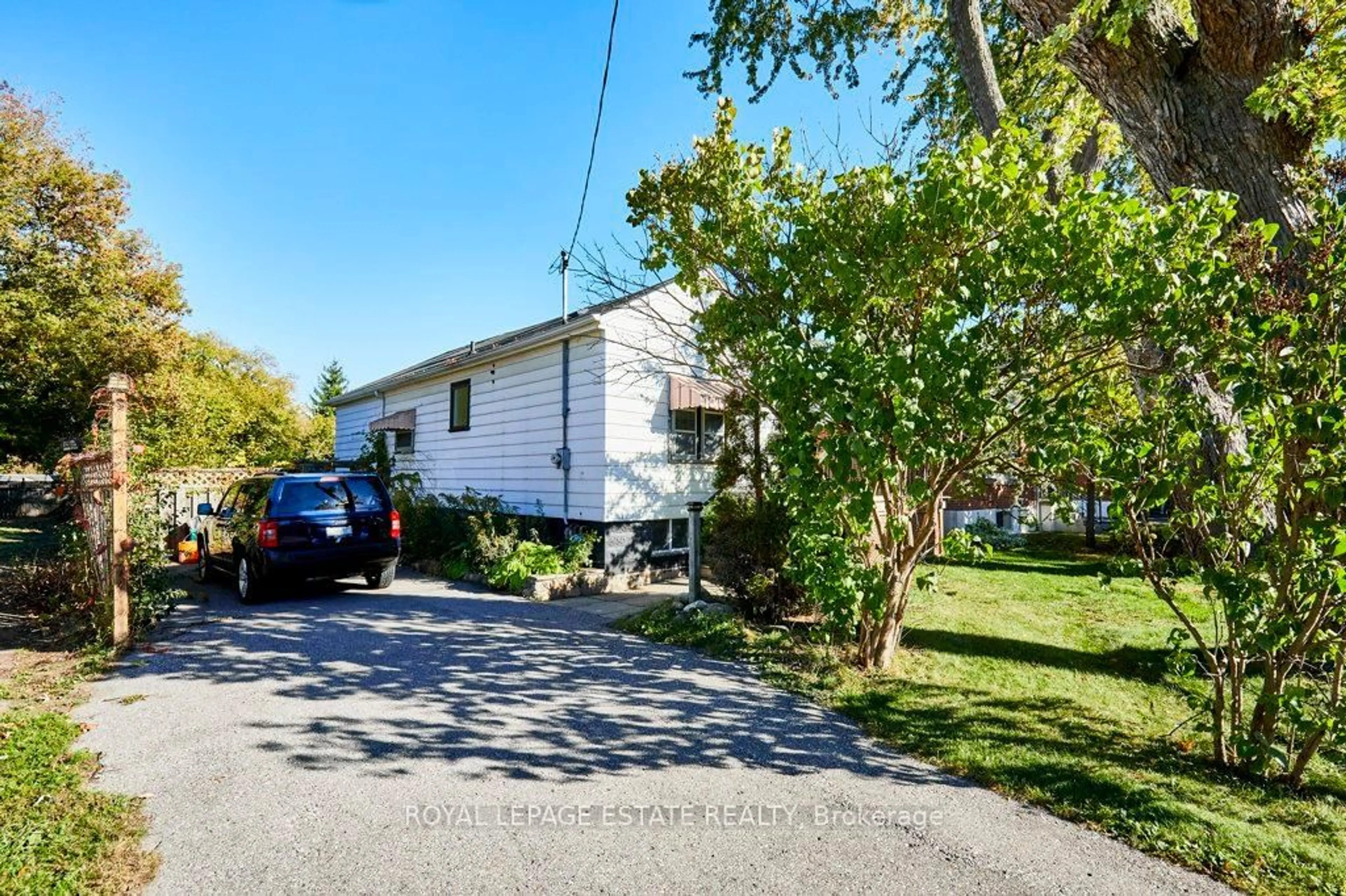 A pic from outside/outdoor area/front of a property/back of a property/a pic from drone, street for 121 Galloway Rd, Toronto Ontario M1E 1W9