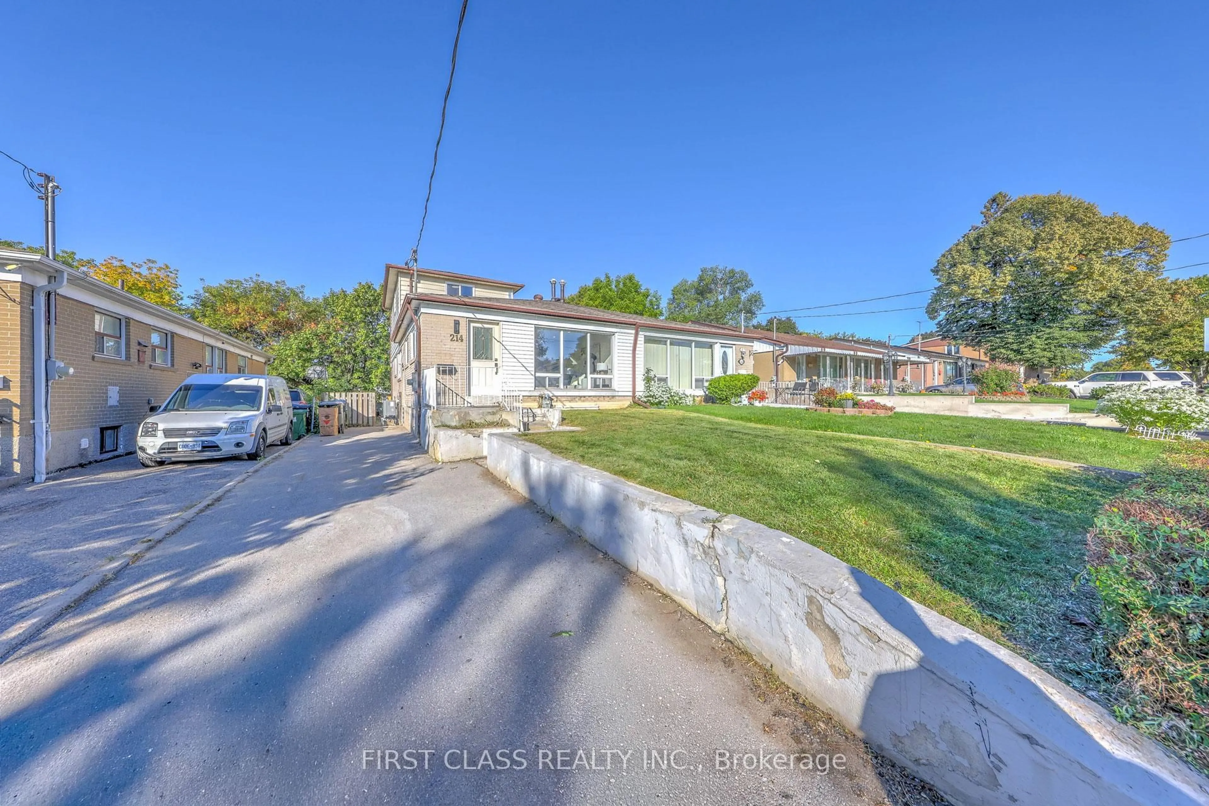 A pic from outside/outdoor area/front of a property/back of a property/a pic from drone, street for 214 Linden Ave, Toronto Ontario M1K 3H8