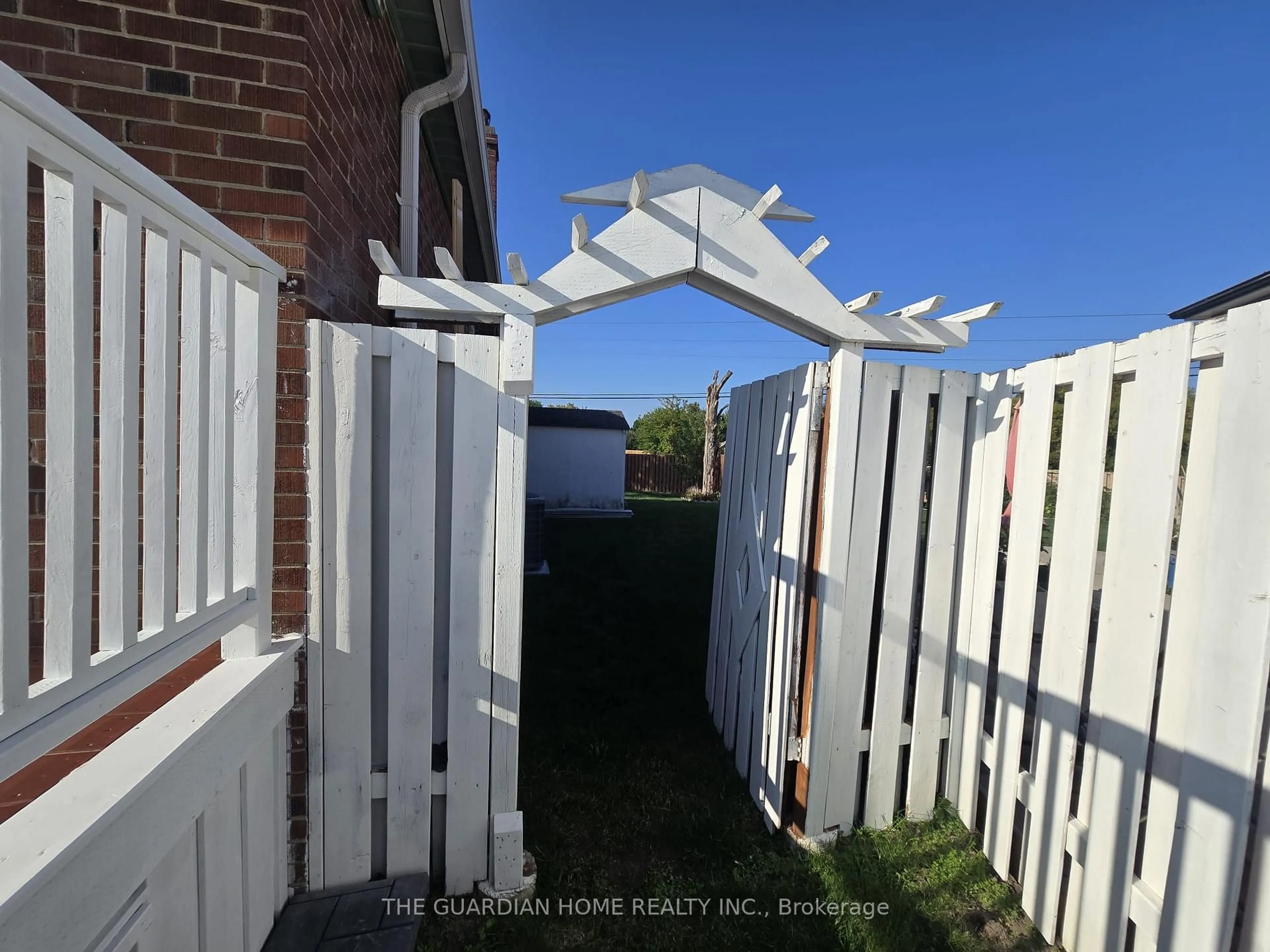 A pic from outside/outdoor area/front of a property/back of a property/a pic from drone, street for 15 Princemere Cres, Toronto Ontario M1R 3W8