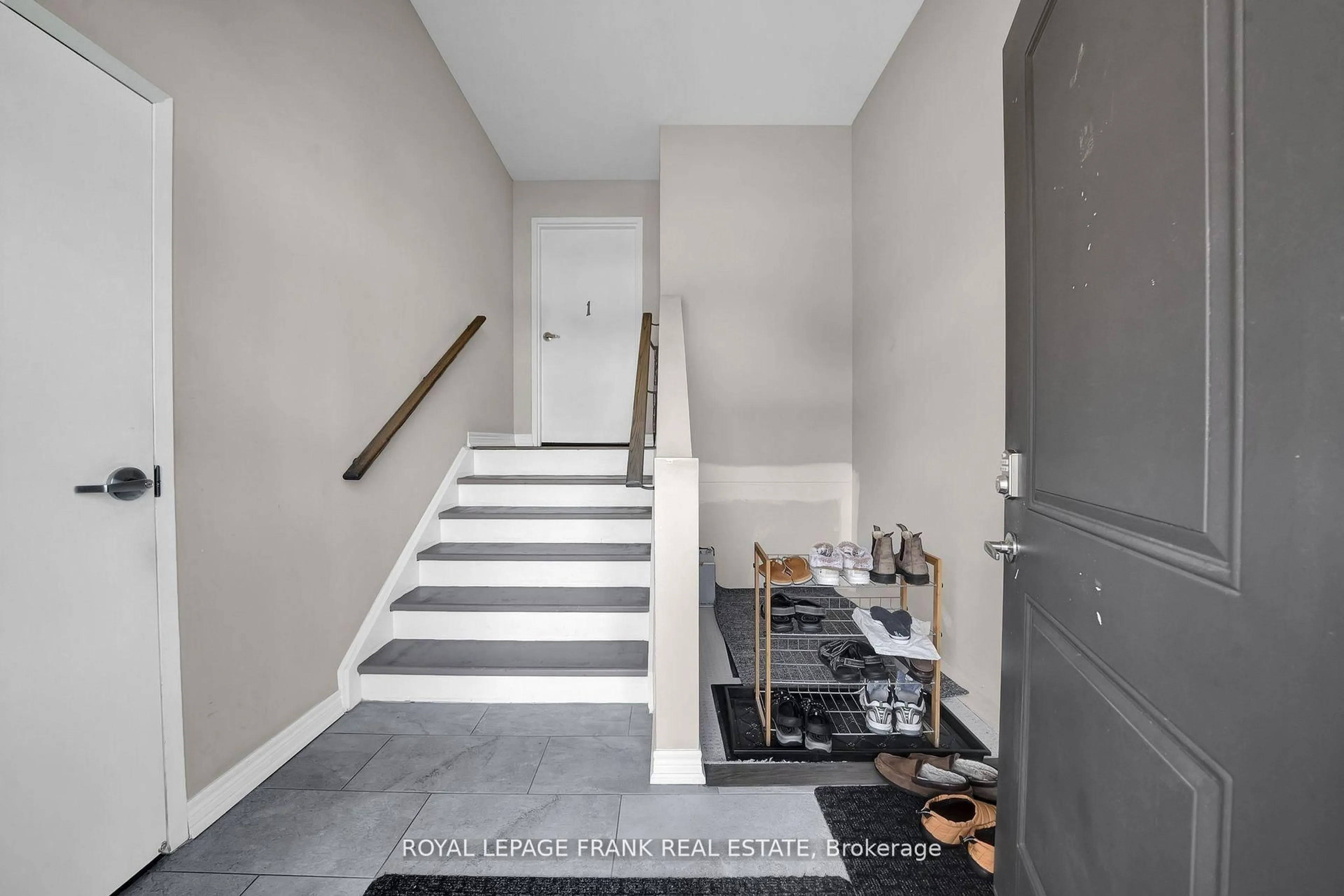 Indoor entryway for 398 Olive Ave, Oshawa Ontario L1H 2R1