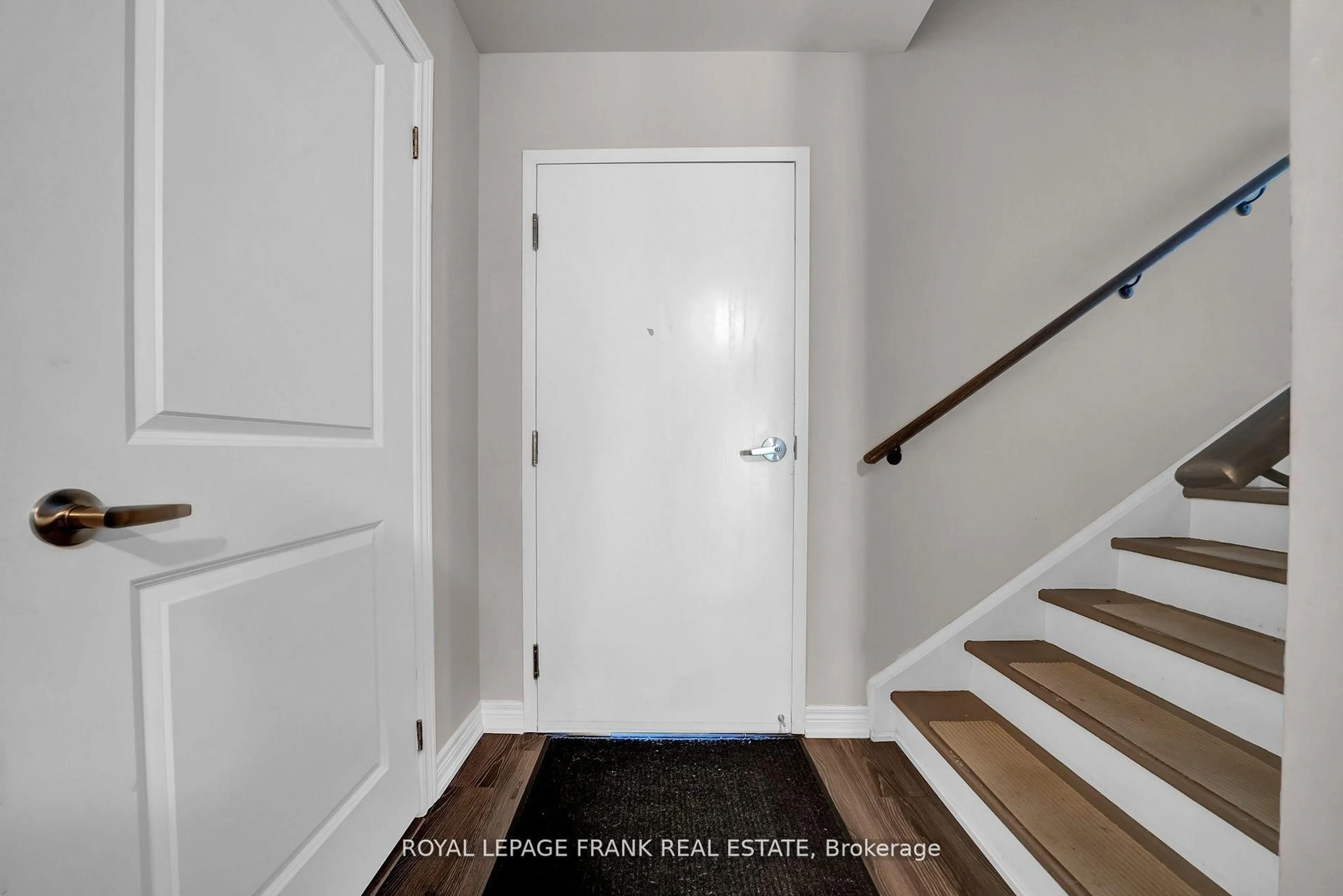 Indoor entryway for 402 Olive Ave, Oshawa Ontario L1H 2R1