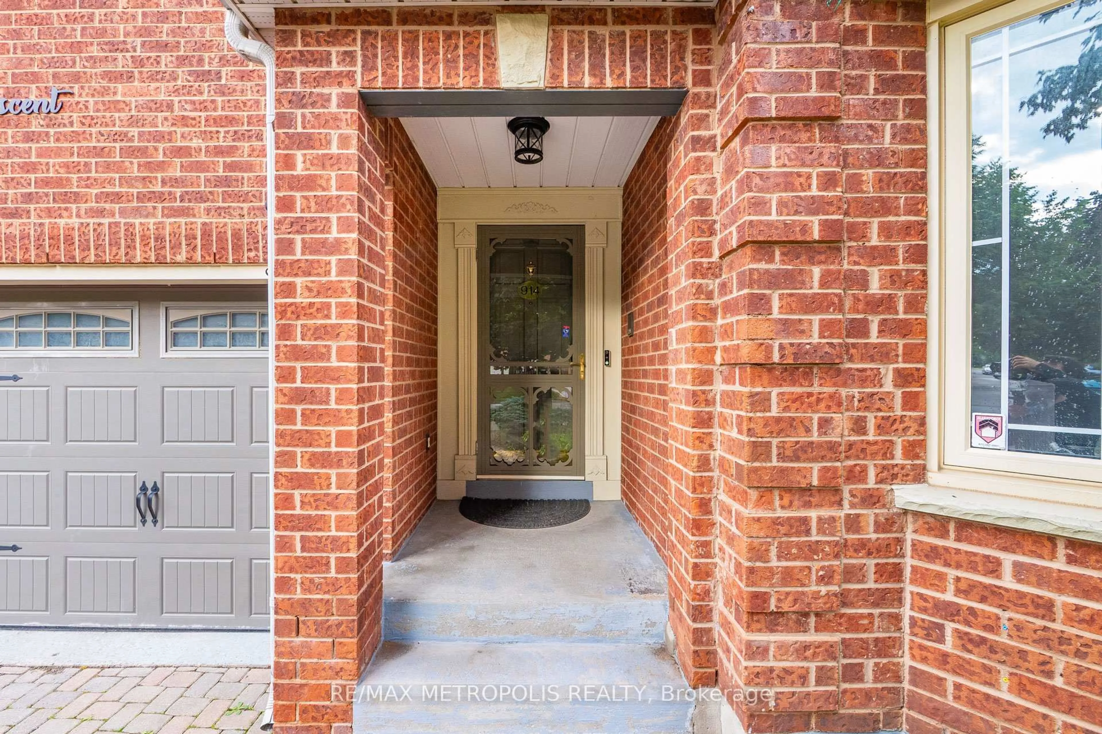 Unknown for 914 Sproule Cres, Oshawa Ontario L1K 2C8