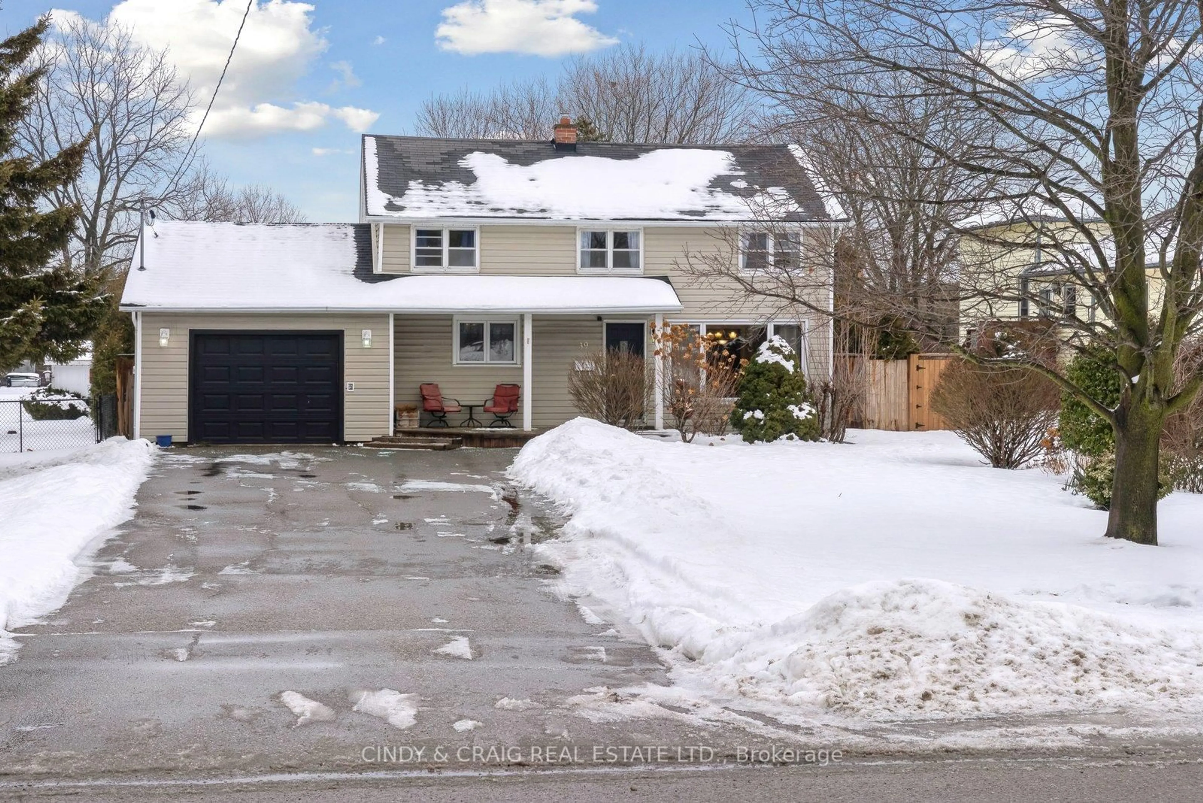 A pic from outside/outdoor area/front of a property/back of a property/a pic from drone, street for 39 Darlington Blvd, Clarington Ontario L1E 2J8