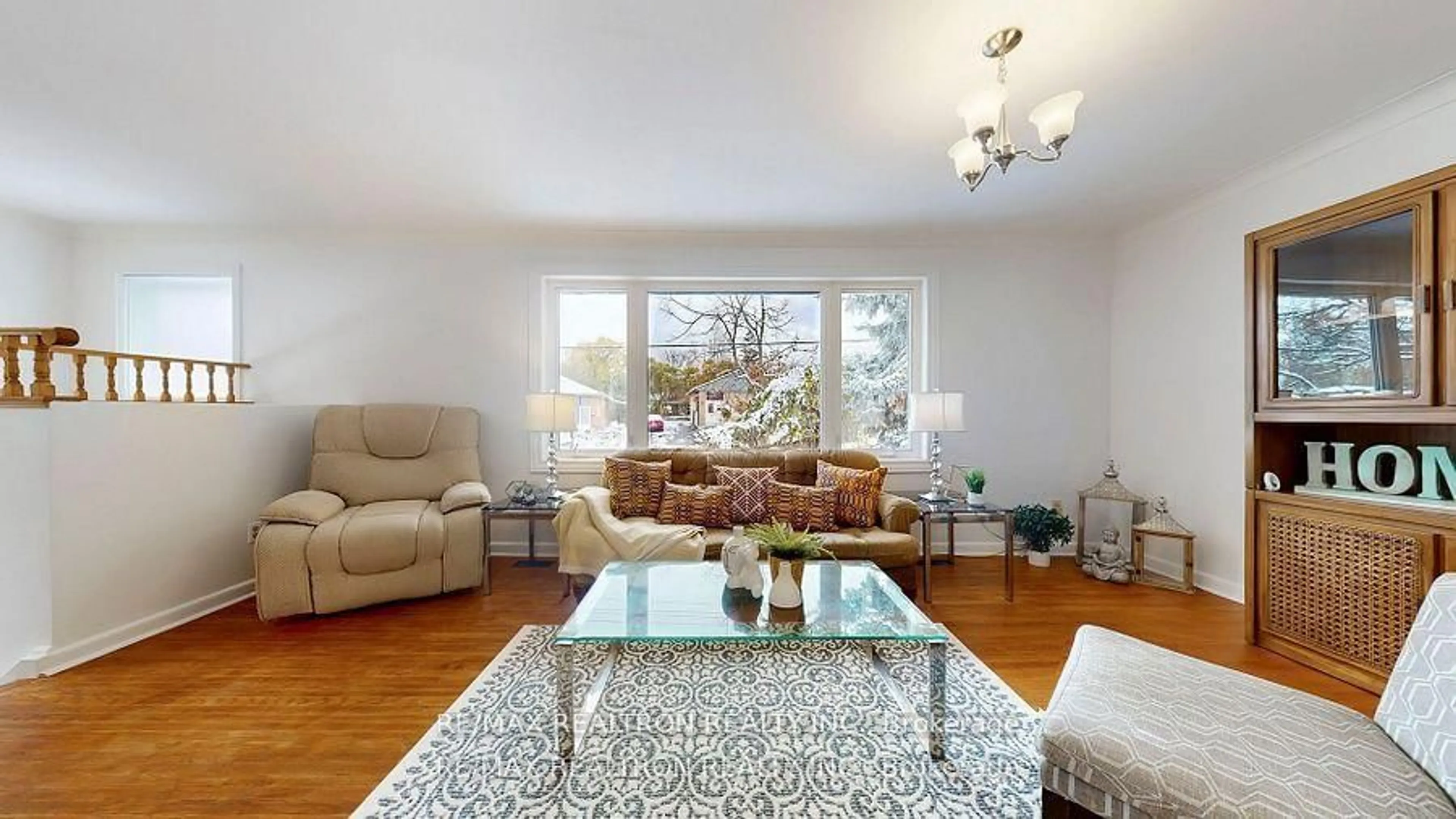 Living room with furniture, wood/laminate floor for 69 Mossbank Dr, Toronto Ontario M1G 2C4