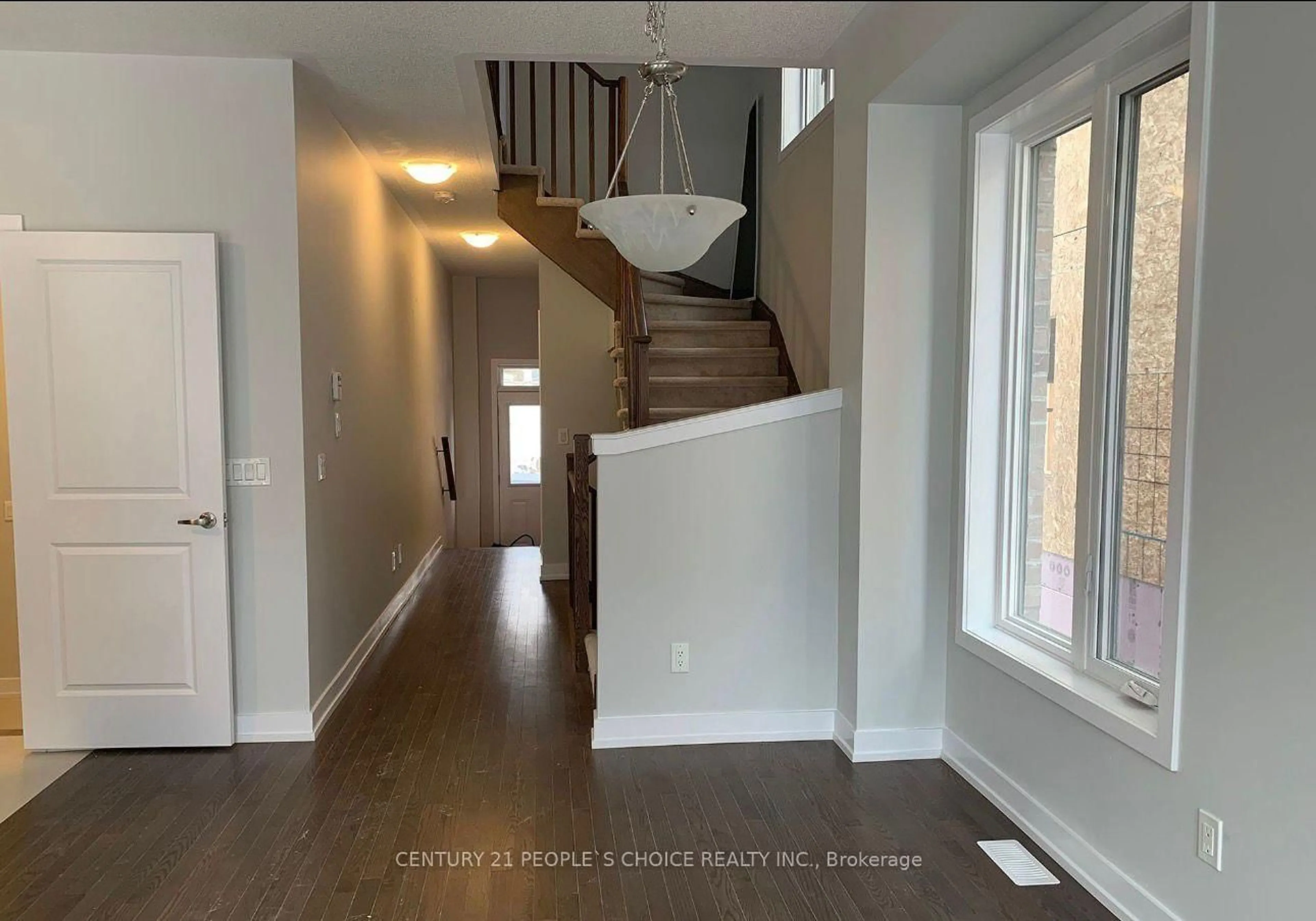 Indoor entryway for 1103 Thompson Dr, Oshawa Ontario L1L 0V5