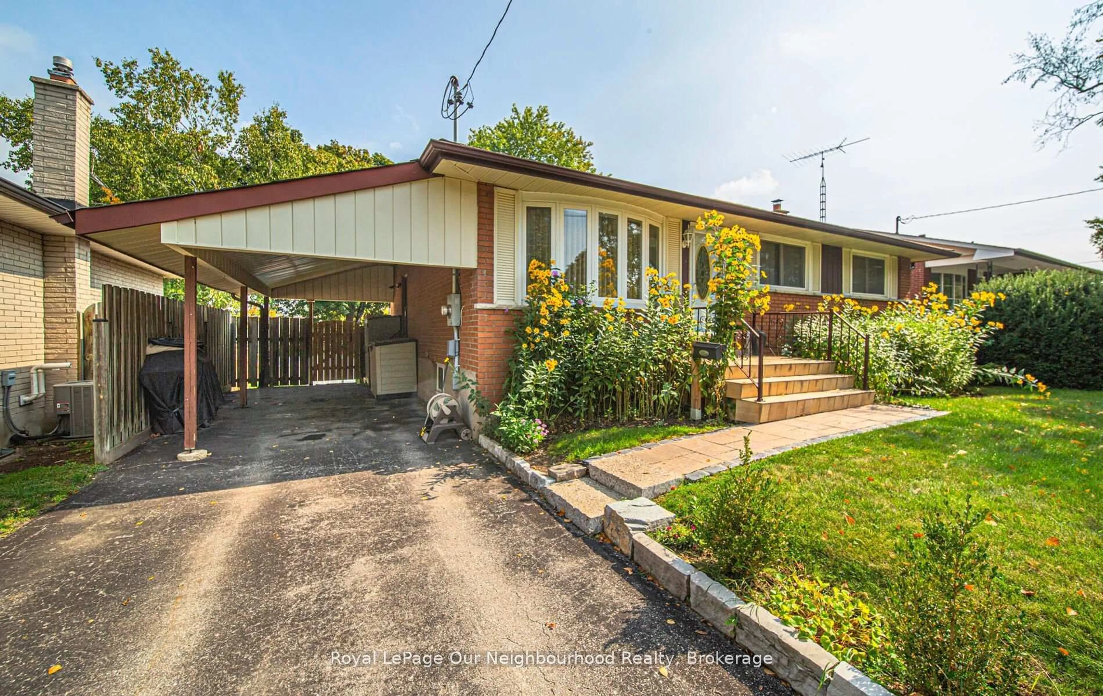 A pic from outside/outdoor area/front of a property/back of a property/a pic from drone, street for 283 Chadburn St, Oshawa Ontario L1H 5V7