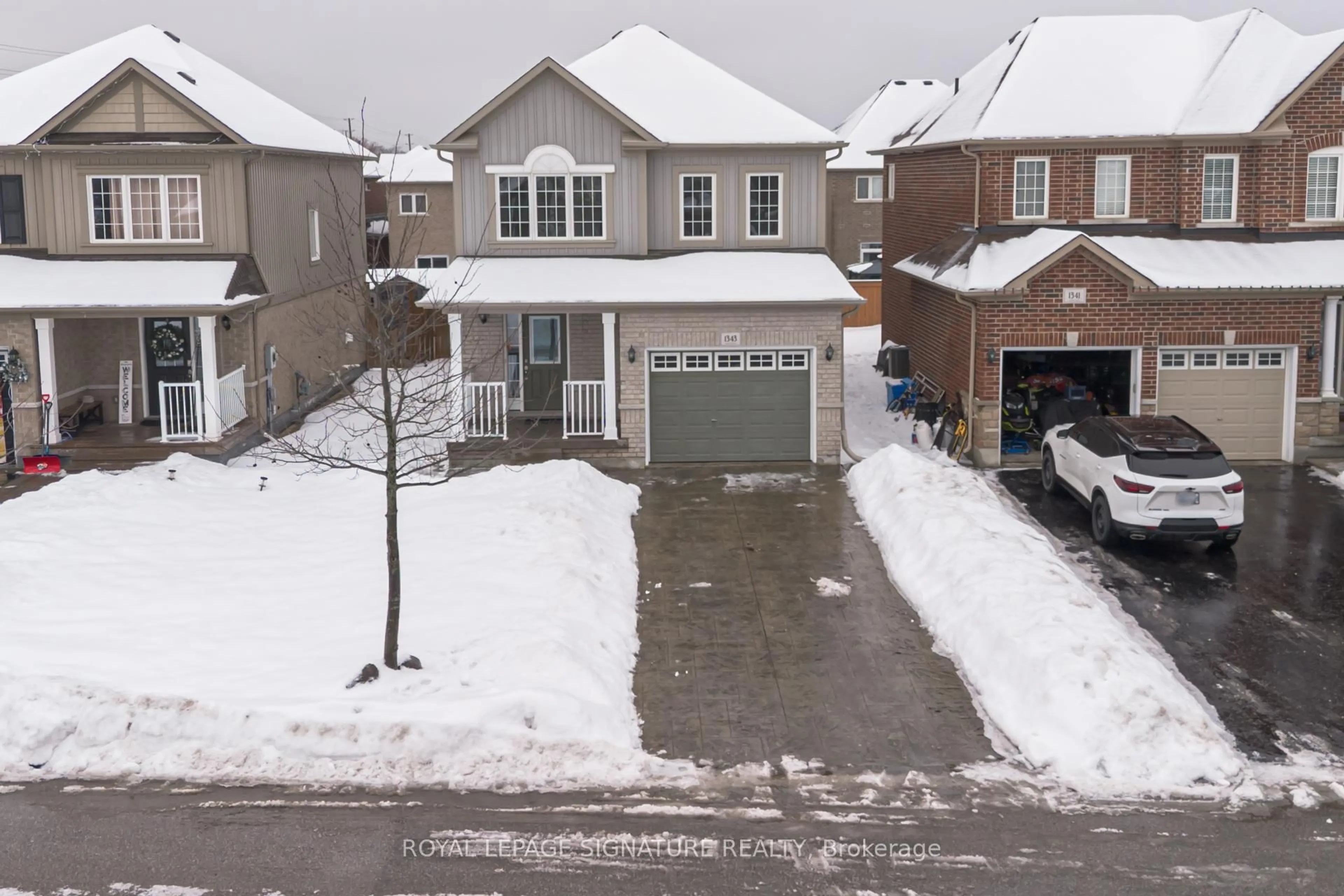 A pic from outside/outdoor area/front of a property/back of a property/a pic from drone, street for 1343 Cronk Crt, Oshawa Ontario L1K 0S4