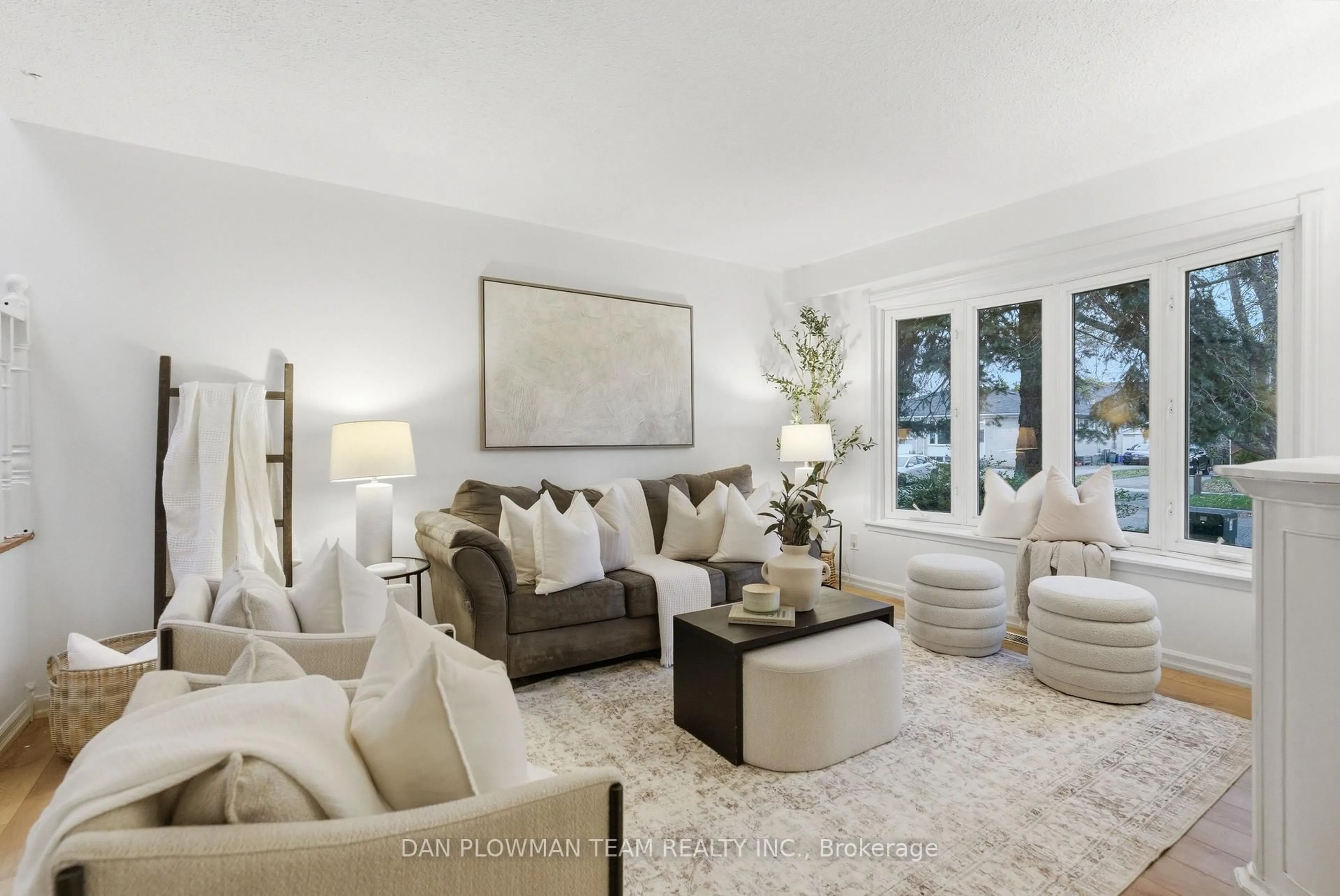 Living room with furniture, unknown for 366 Rosedale Dr, Whitby Ontario L1N 1Z4