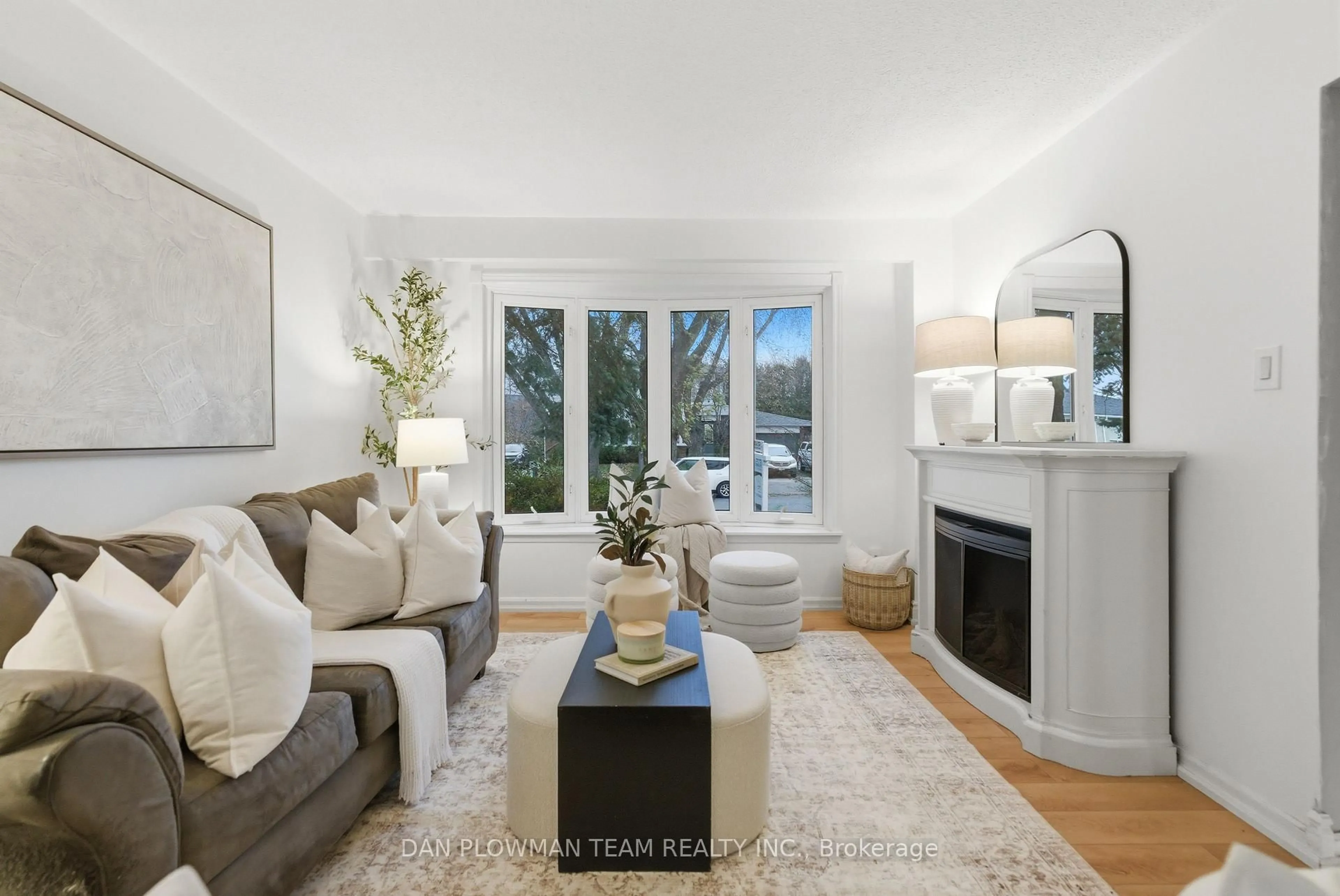 Living room with furniture, unknown for 366 Rosedale Dr, Whitby Ontario L1N 1Z4