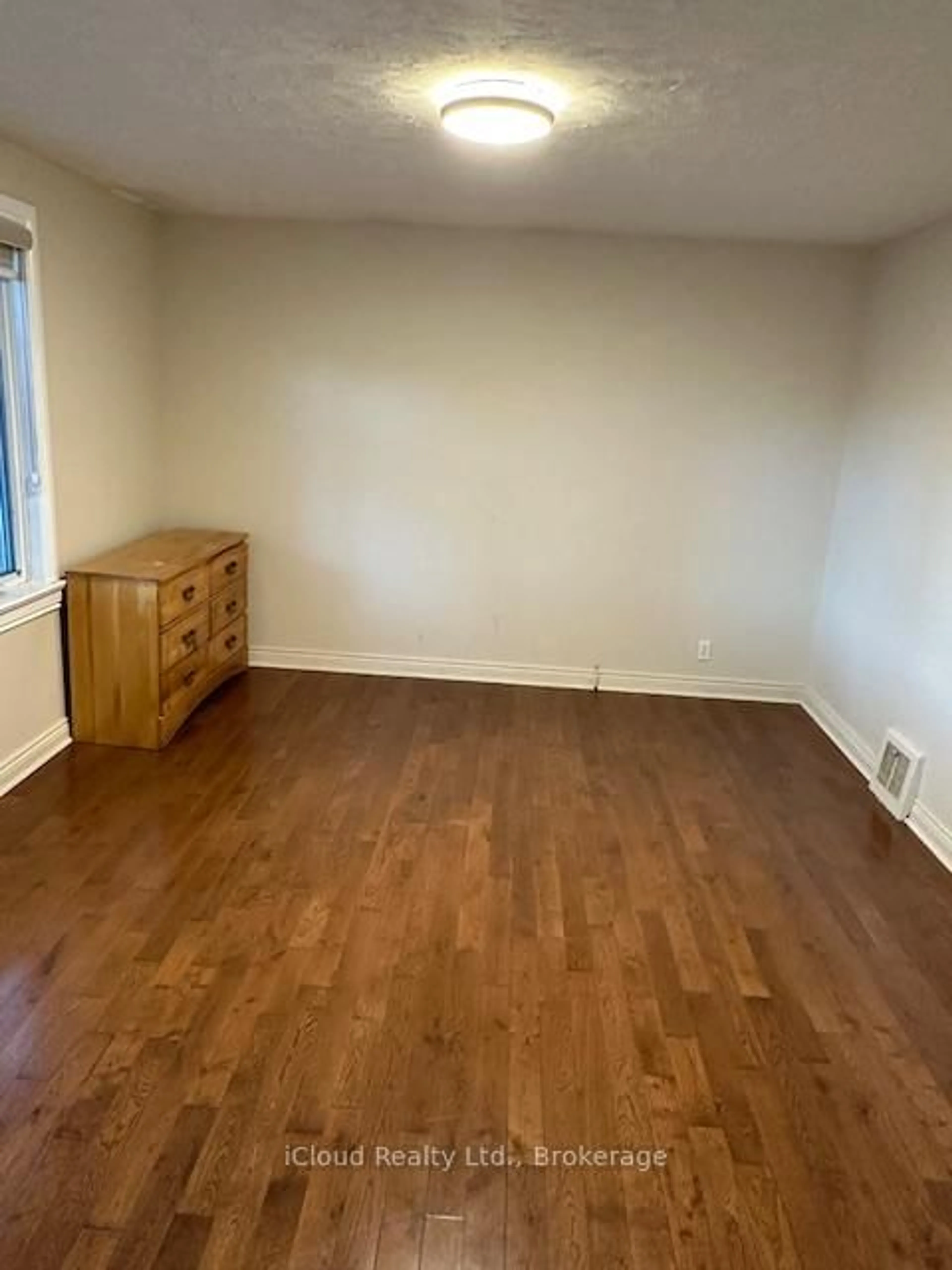 A pic of a room for 38 Kawartha Ave, Oshawa Ontario L1H 3Y8