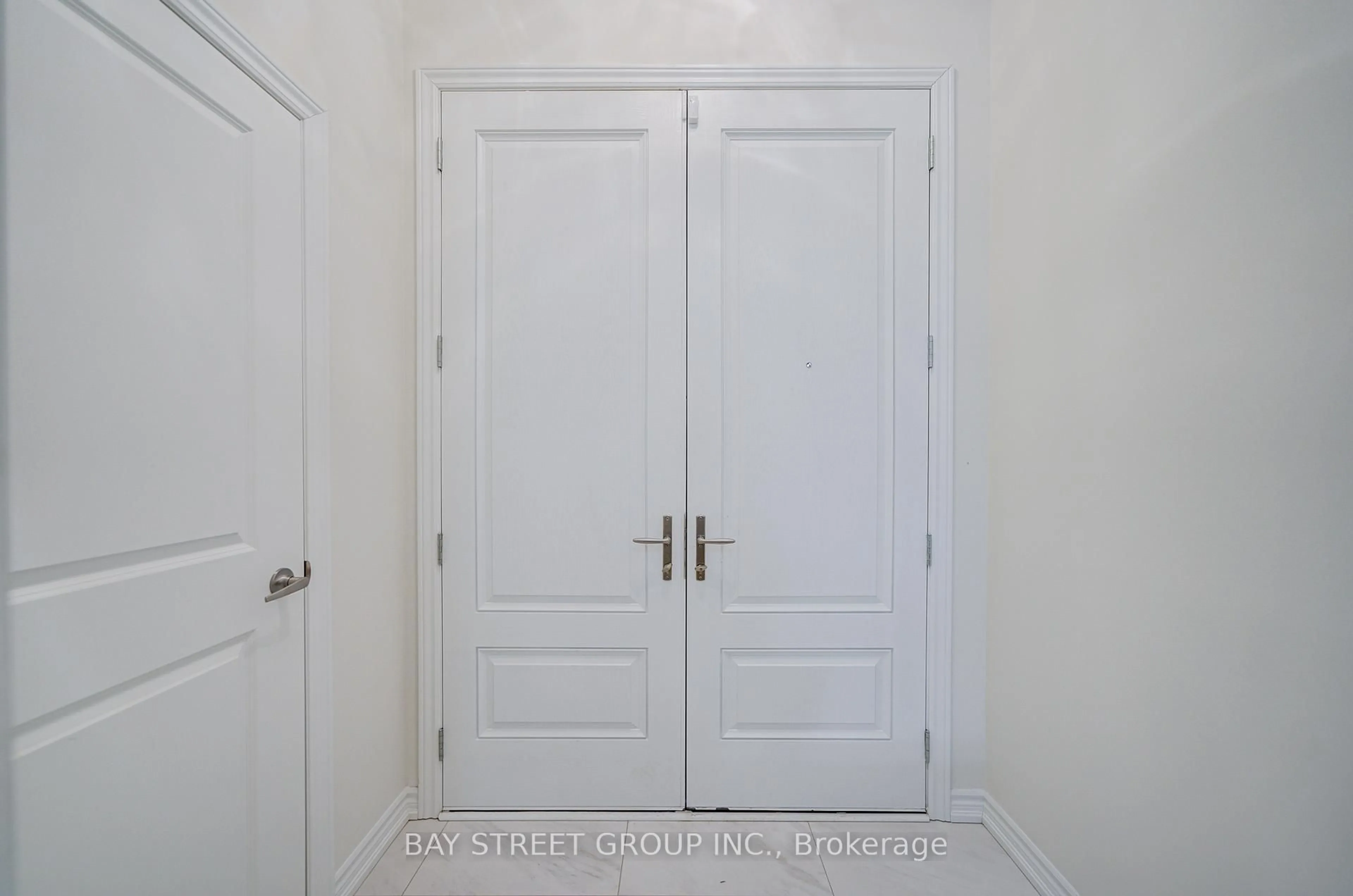 Indoor entryway for 2916 Nakina St, Pickering Ontario L1X 2R5