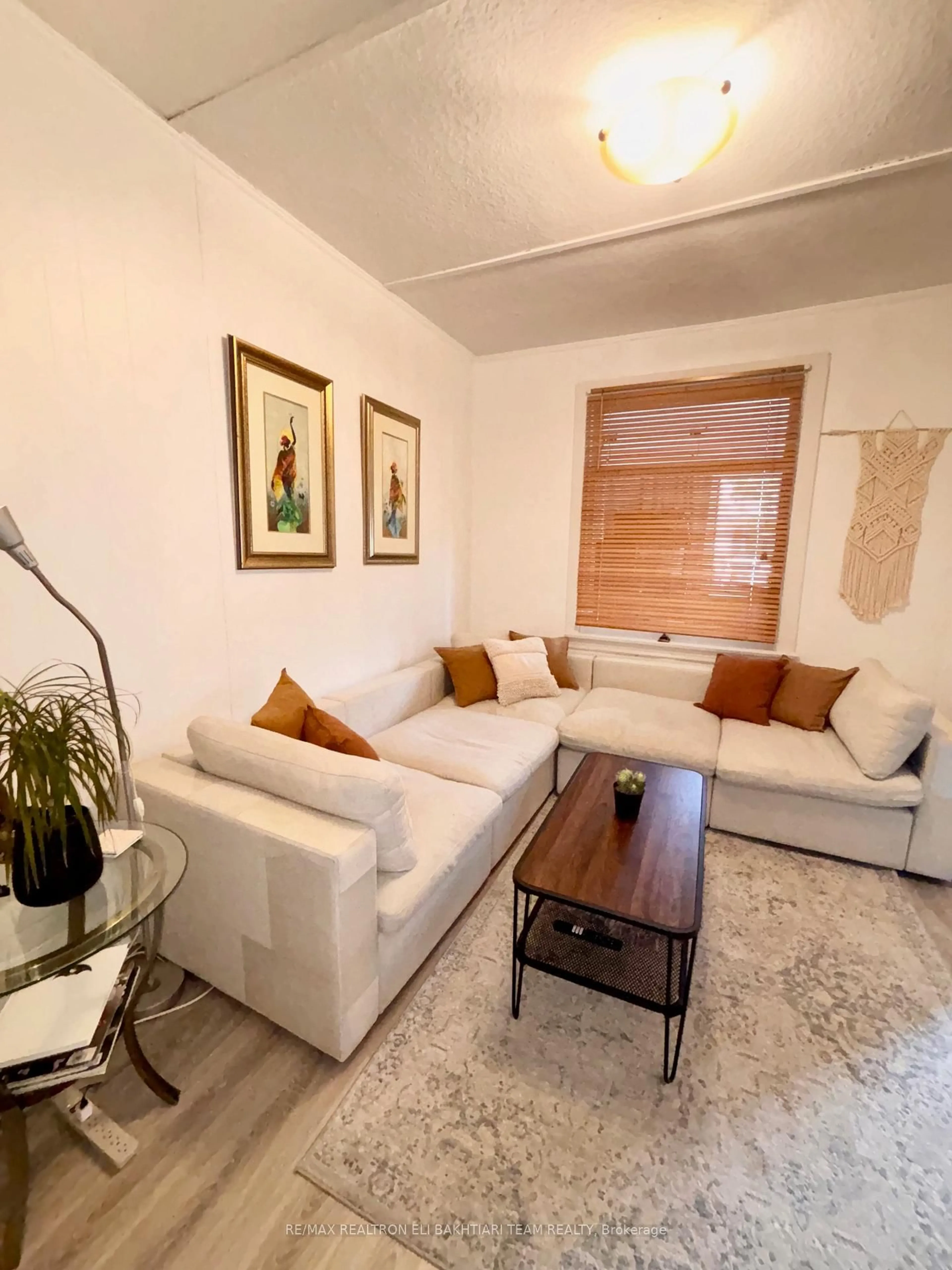 Living room with furniture, unknown for 43 King Edward Ave, Toronto Ontario M4C 5J5