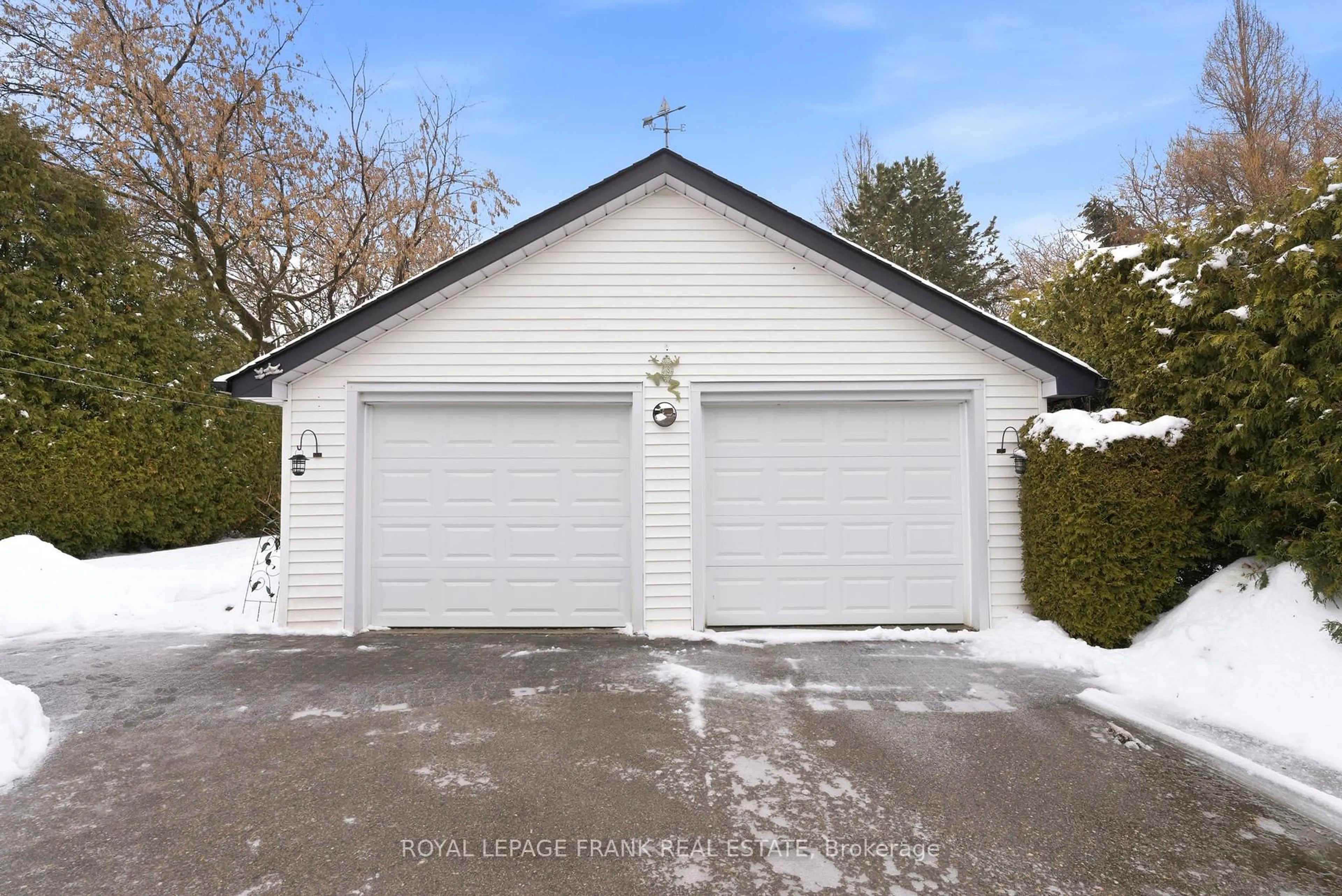 Indoor garage for 96 Beatrice St, Oshawa Ontario L1G 3M8