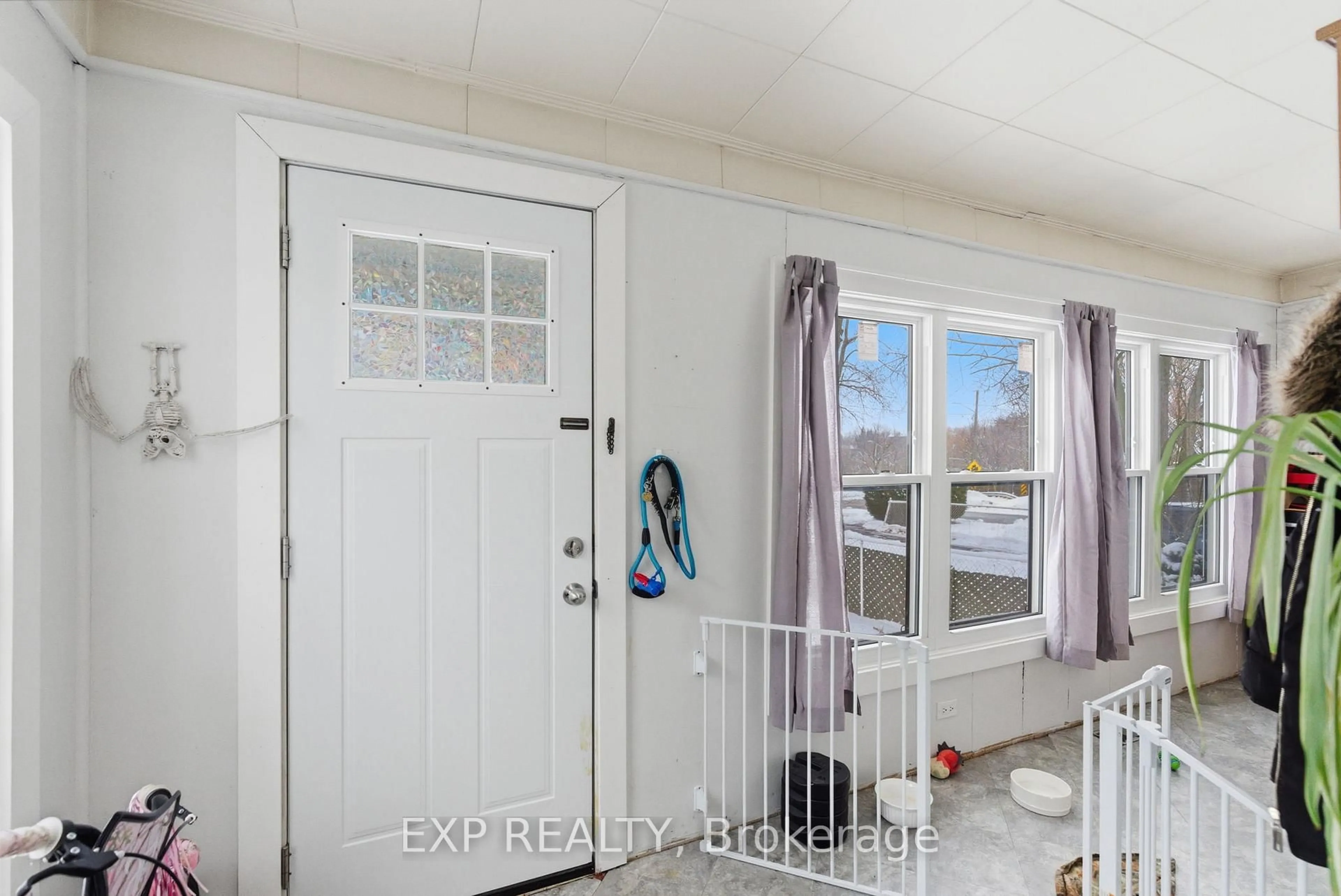 Indoor entryway for 116 Thomas St, Oshawa Ontario L1H 3W8