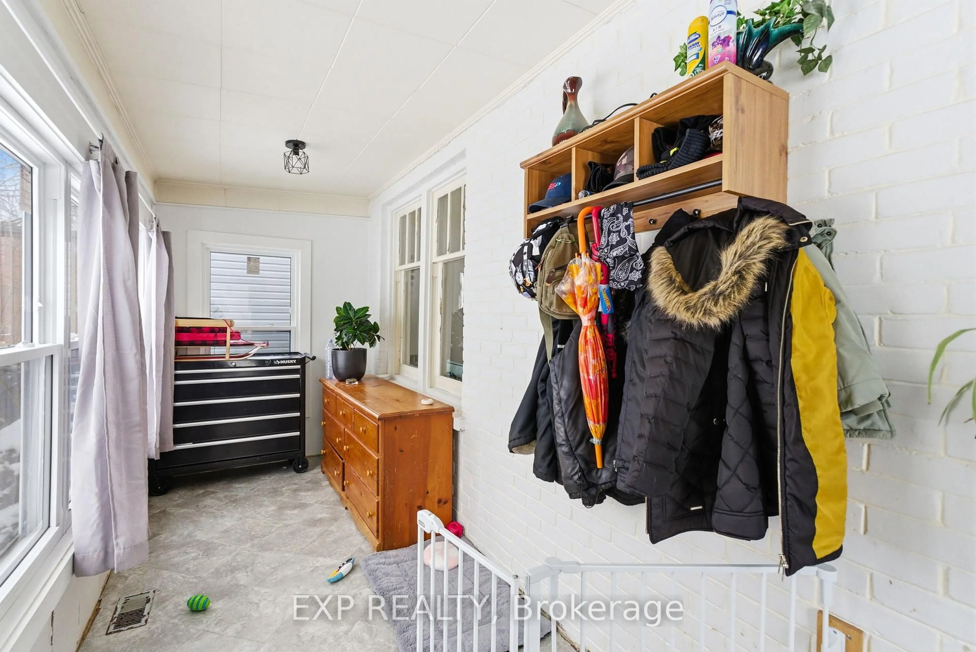 Indoor entryway for 116 Thomas St, Oshawa Ontario L1H 3W8