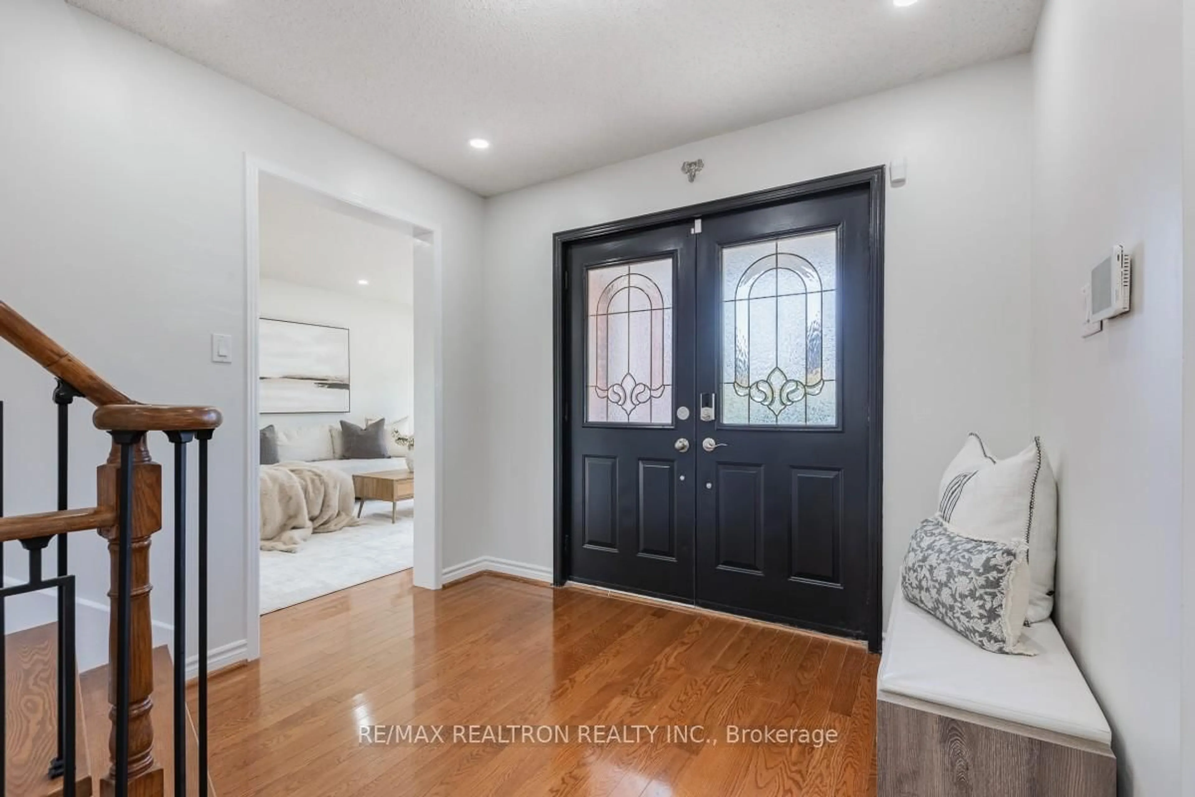 Indoor entryway for 1206 Halsey Lane, Pickering Ontario L1X 1W1