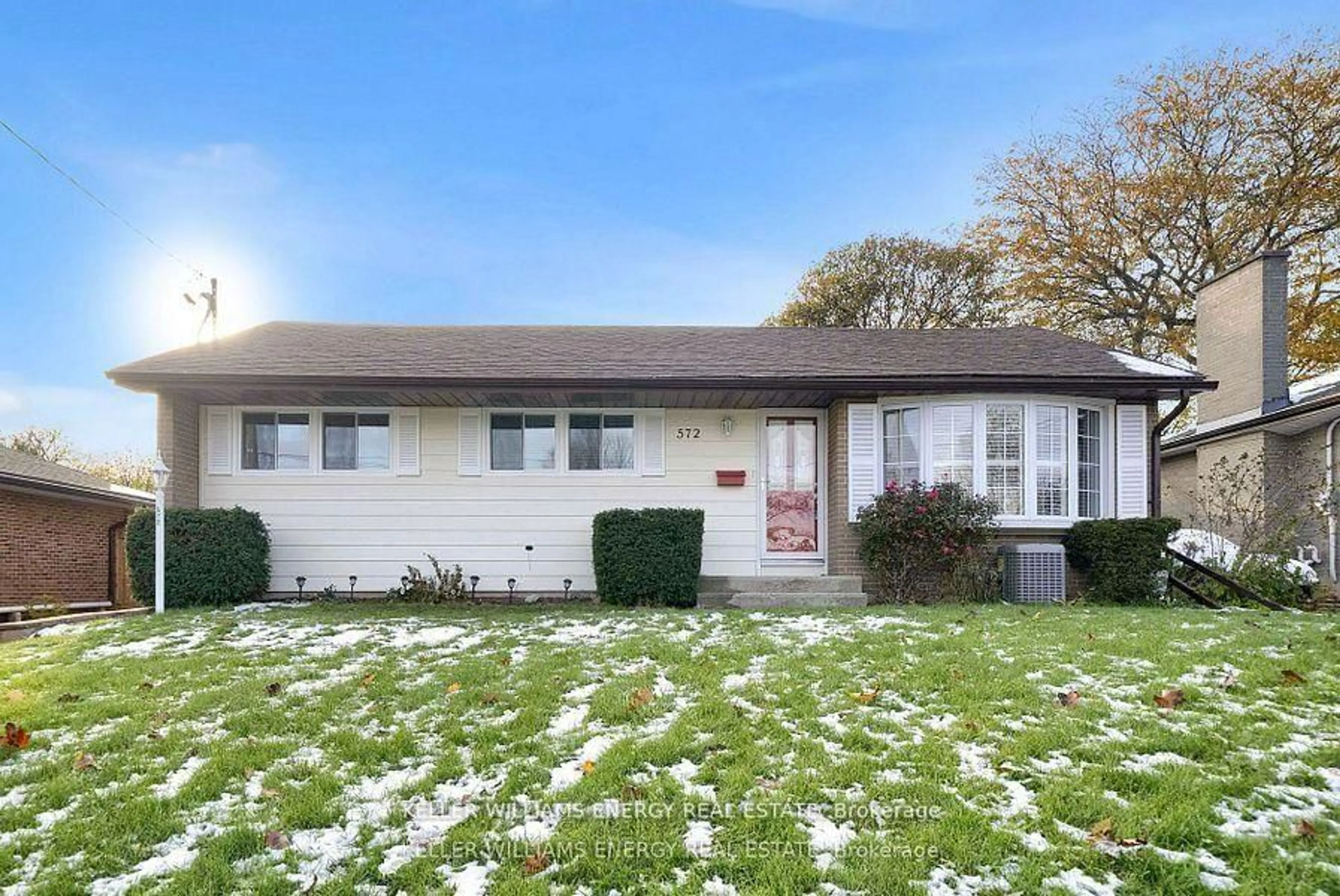 Home with vinyl exterior material, street for 572 Rosmere St, Oshawa Ontario L1J 5H7