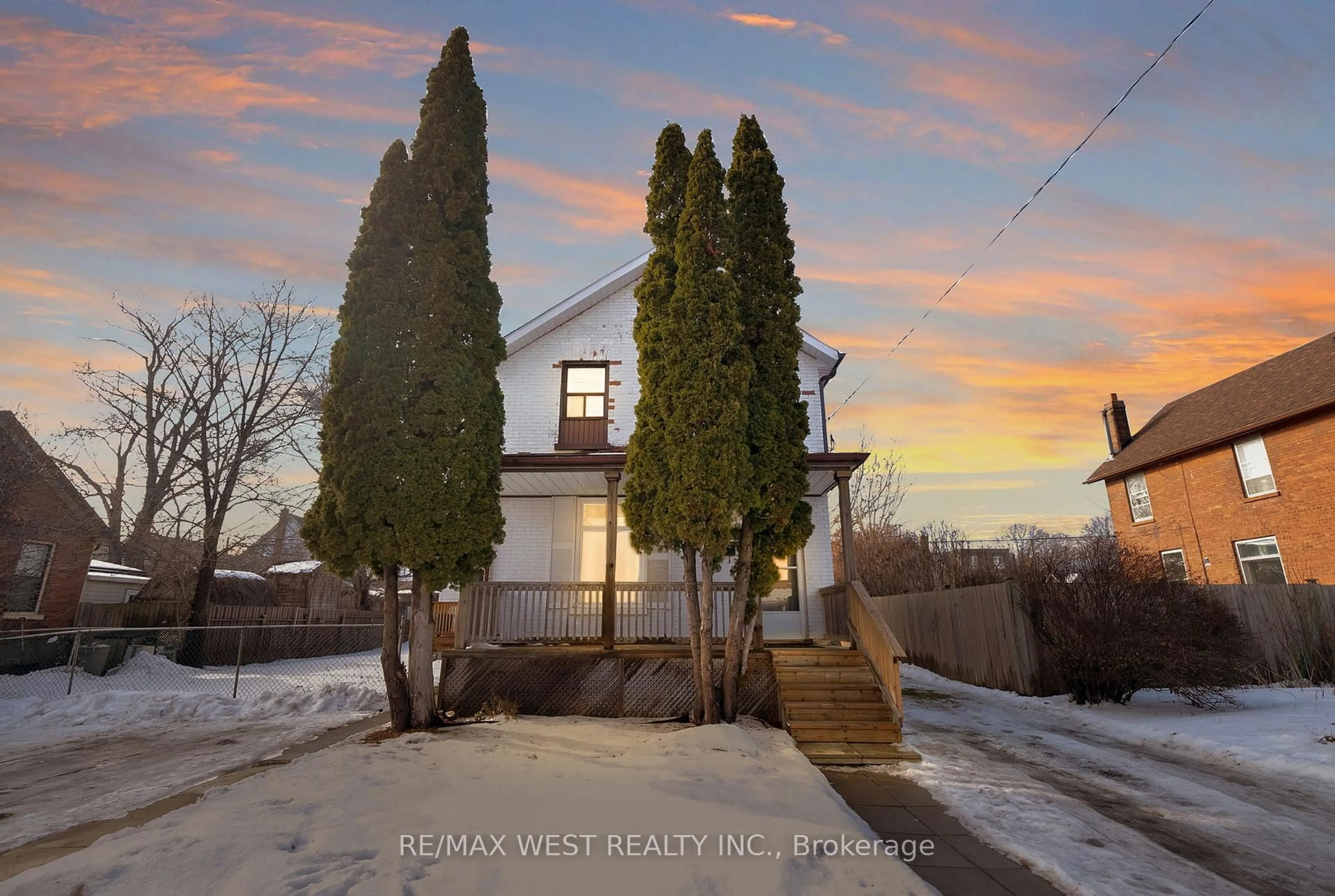 A pic from outside/outdoor area/front of a property/back of a property/a pic from drone, unknown for 164 Albert St, Oshawa Ontario L1H 4R2