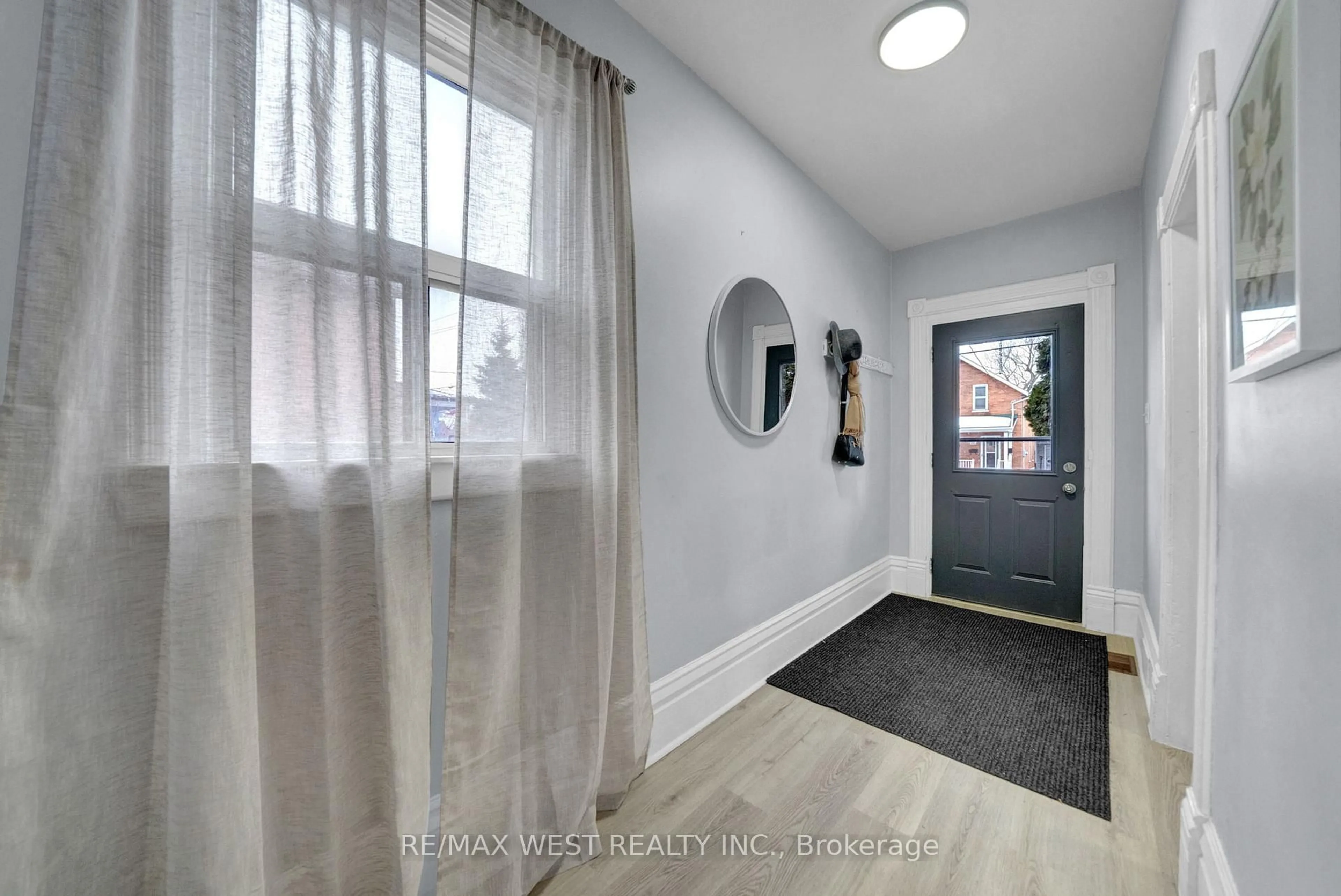 Indoor entryway for 164 Albert St, Oshawa Ontario L1H 4R2