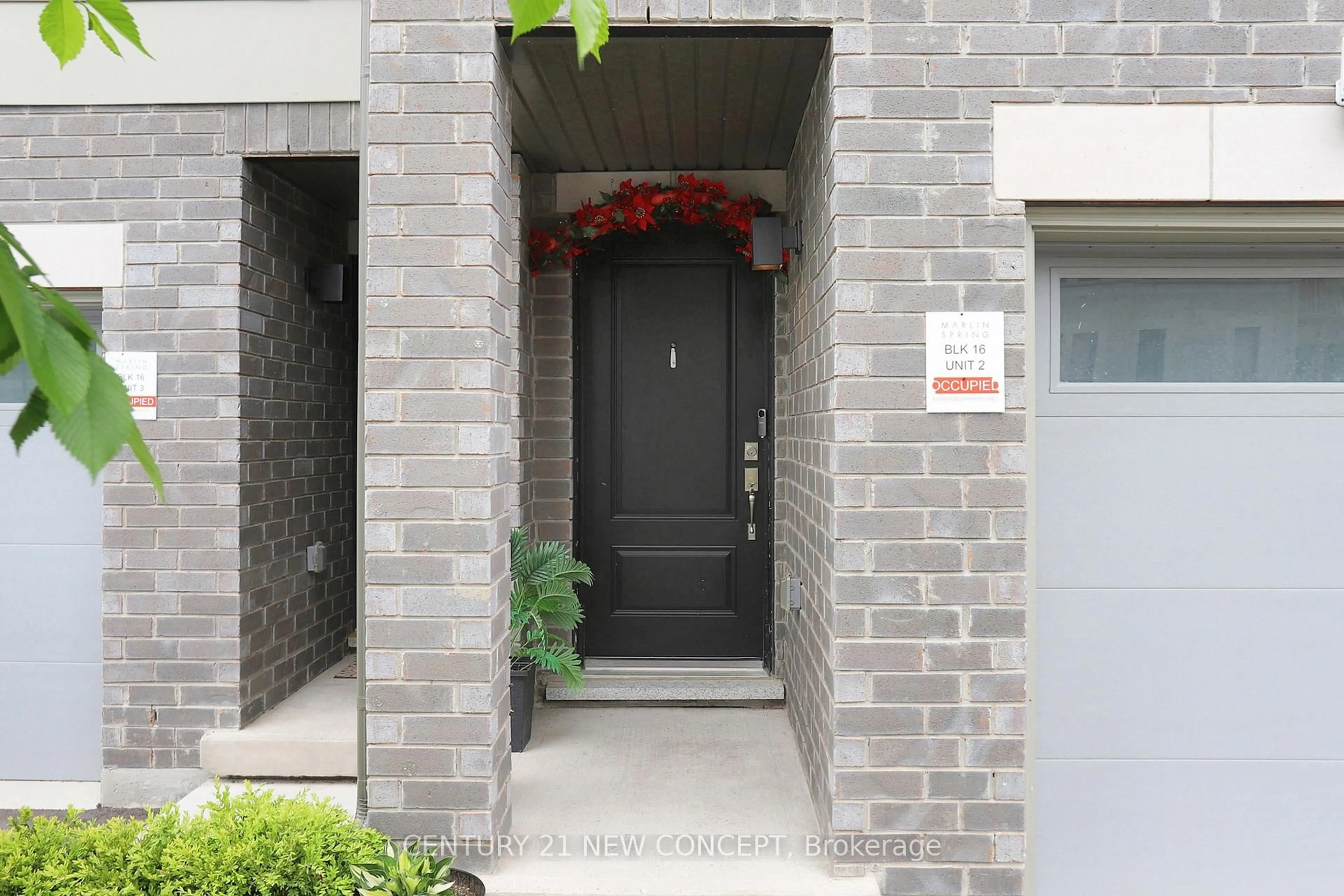 Indoor entryway for 414 Okanagan Path, Oshawa Ontario L1H 0B1