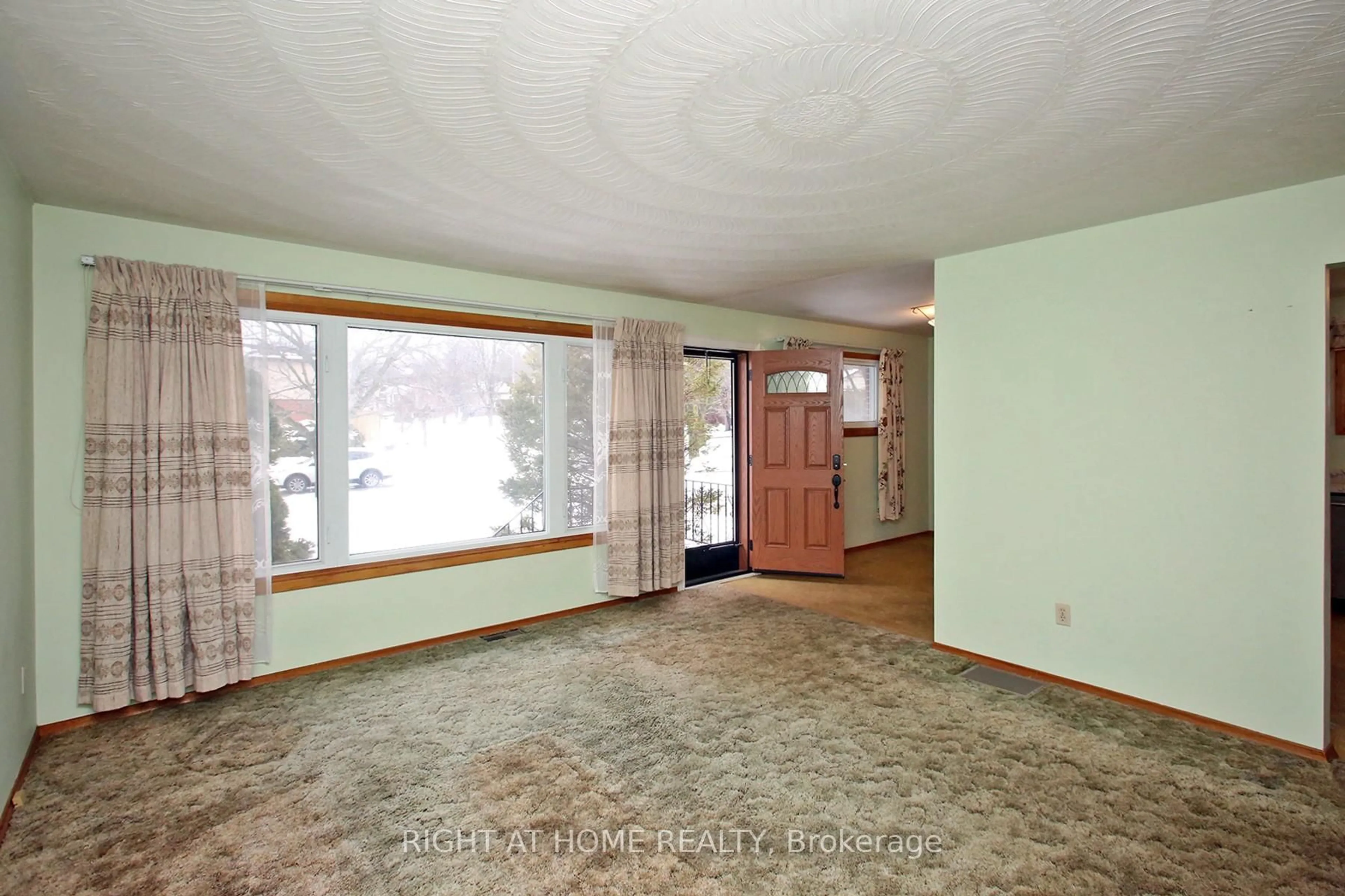 Unknown for 753 Tarn Crt, Oshawa Ontario L1J 6Y8