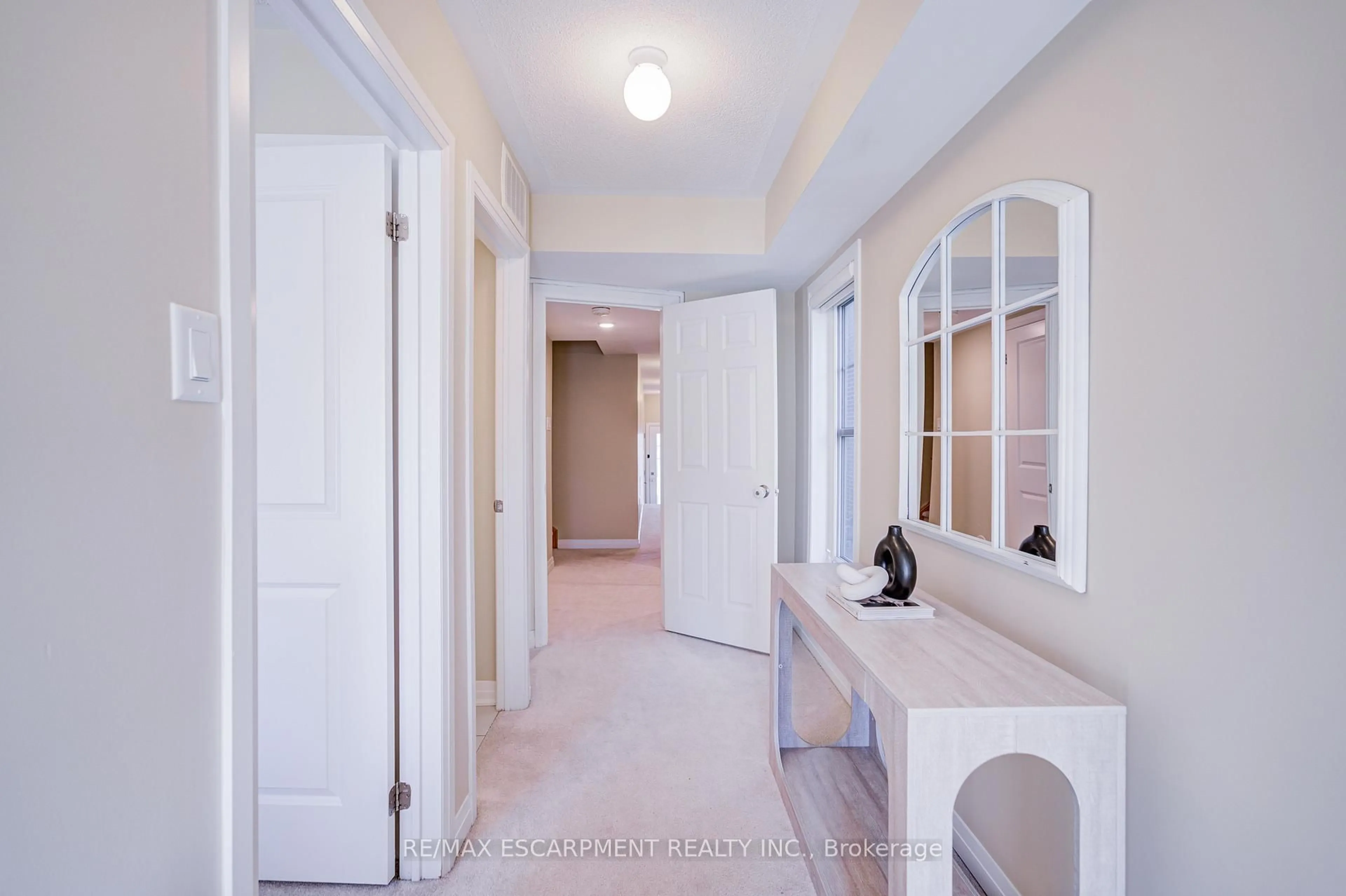 Indoor entryway for 1553 Green Rd, Clarington Ontario L1C 7E5