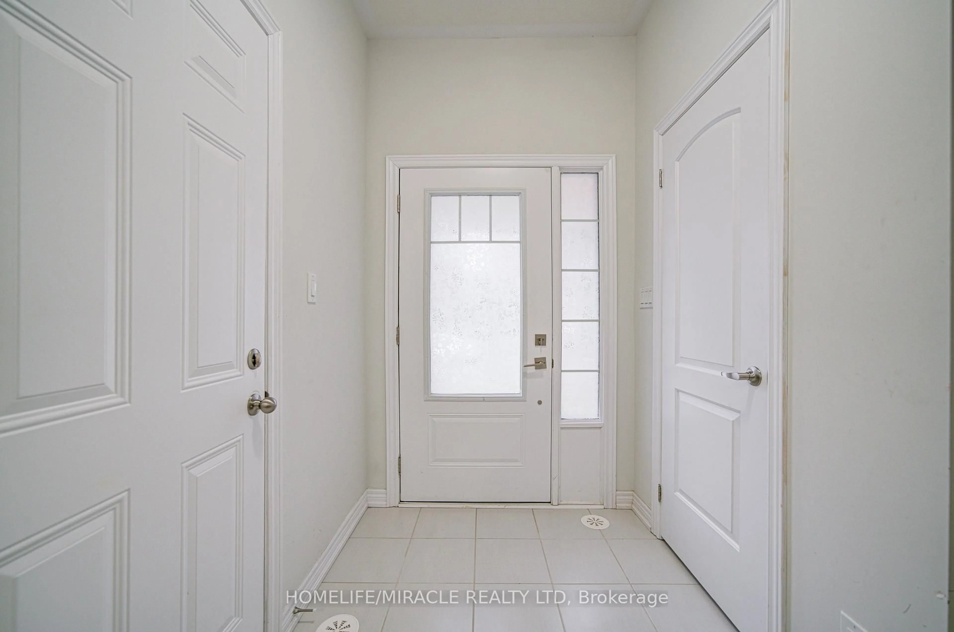 Indoor entryway for 1101 Lockie Dr, Oshawa Ontario L1L 0R9