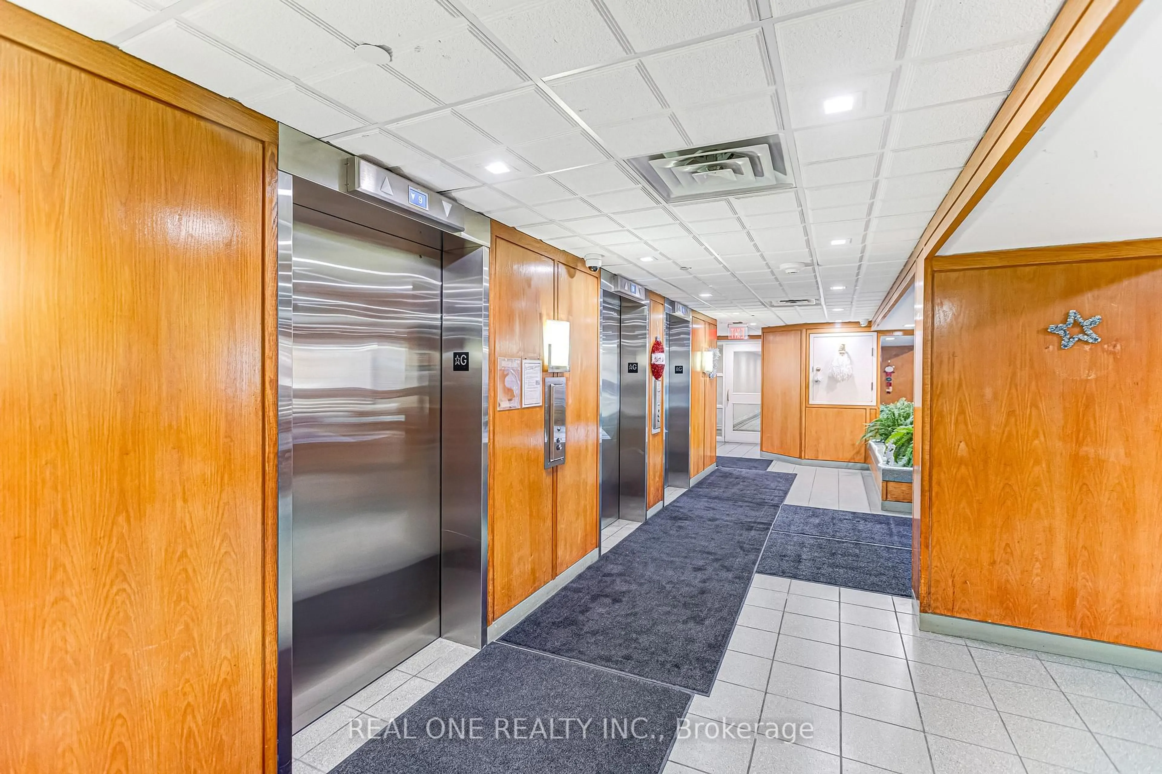 Indoor foyer for 410 Mclevin Ave #1612, Toronto Ontario M1B 5J5