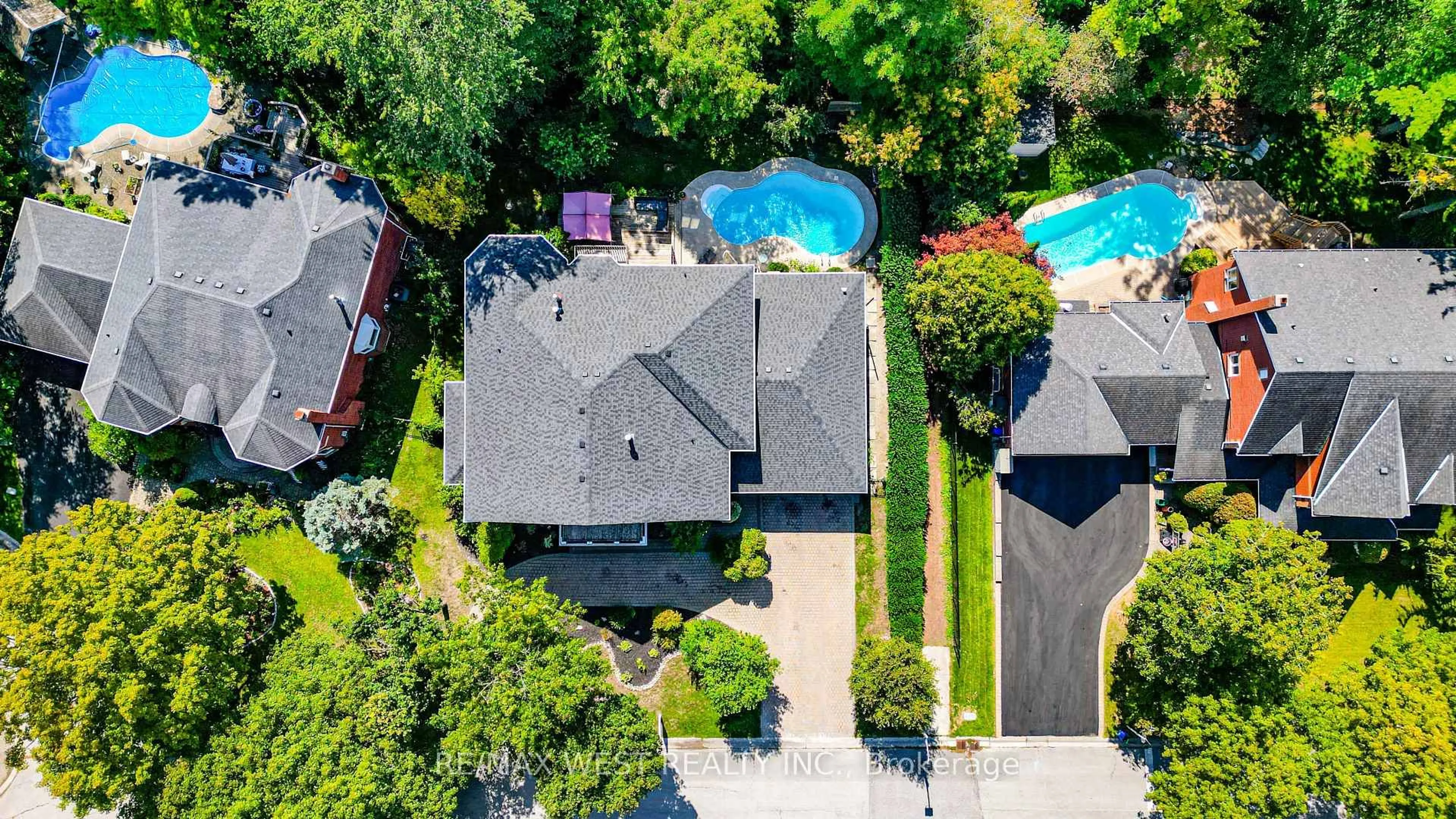 A pic from outside/outdoor area/front of a property/back of a property/a pic from drone, street for 81 Woodview Dr, Pickering Ontario L1V 1L1