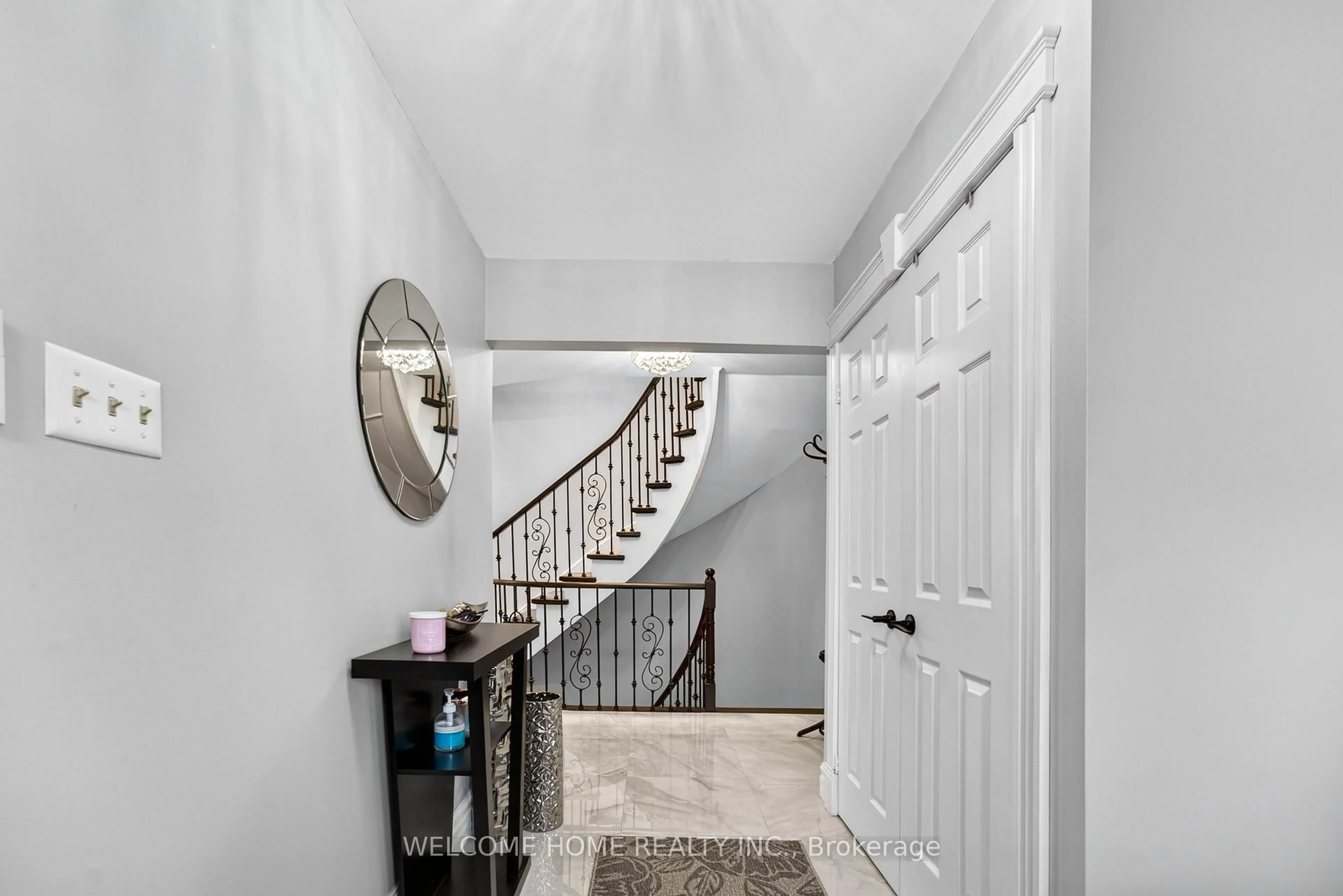 Indoor entryway for 1037 Sandcliff Dr, Oshawa Ontario L1K 2E5