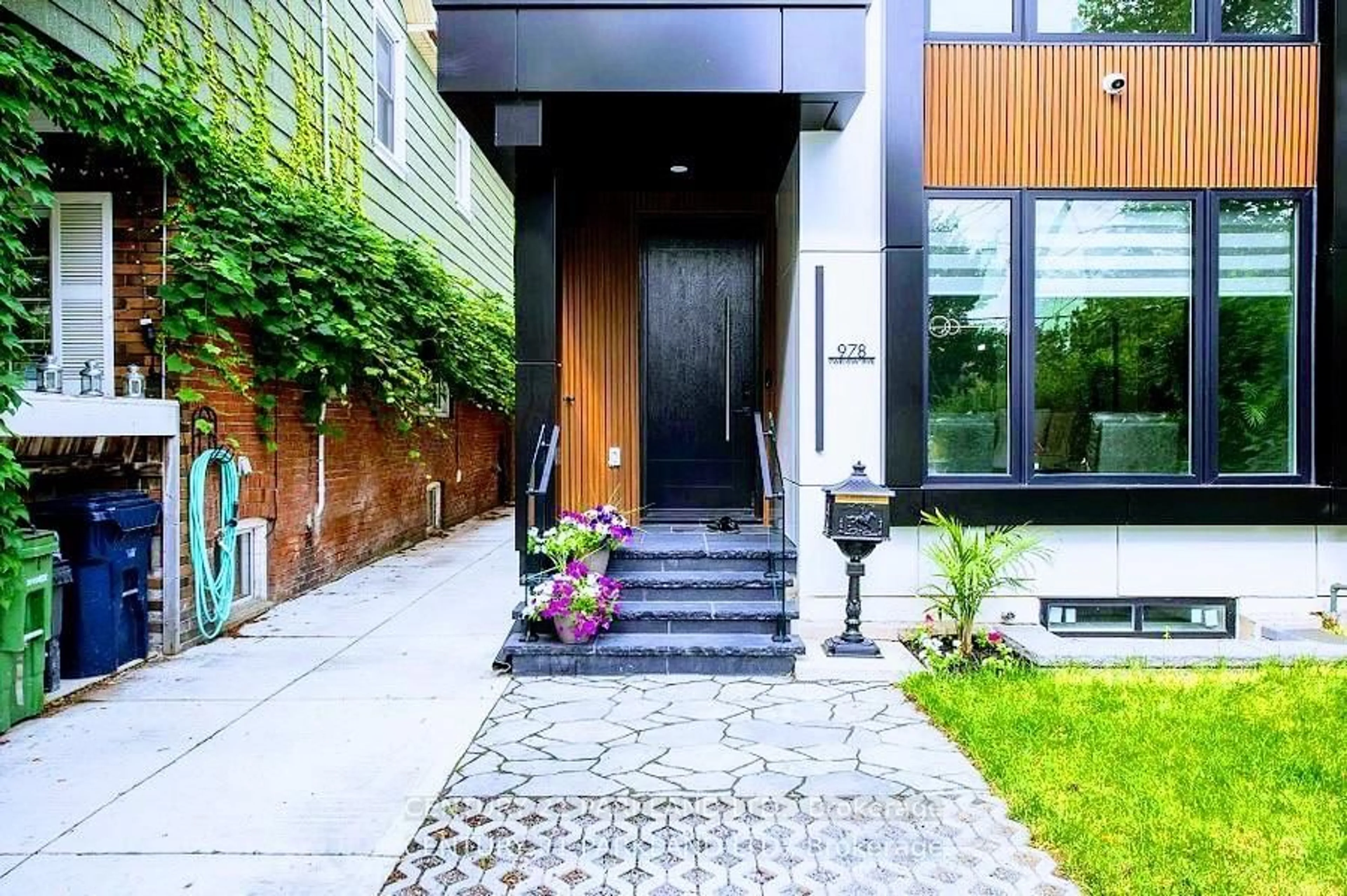 Unknown for 978 Carlaw Ave, Toronto Ontario M4K 3M1