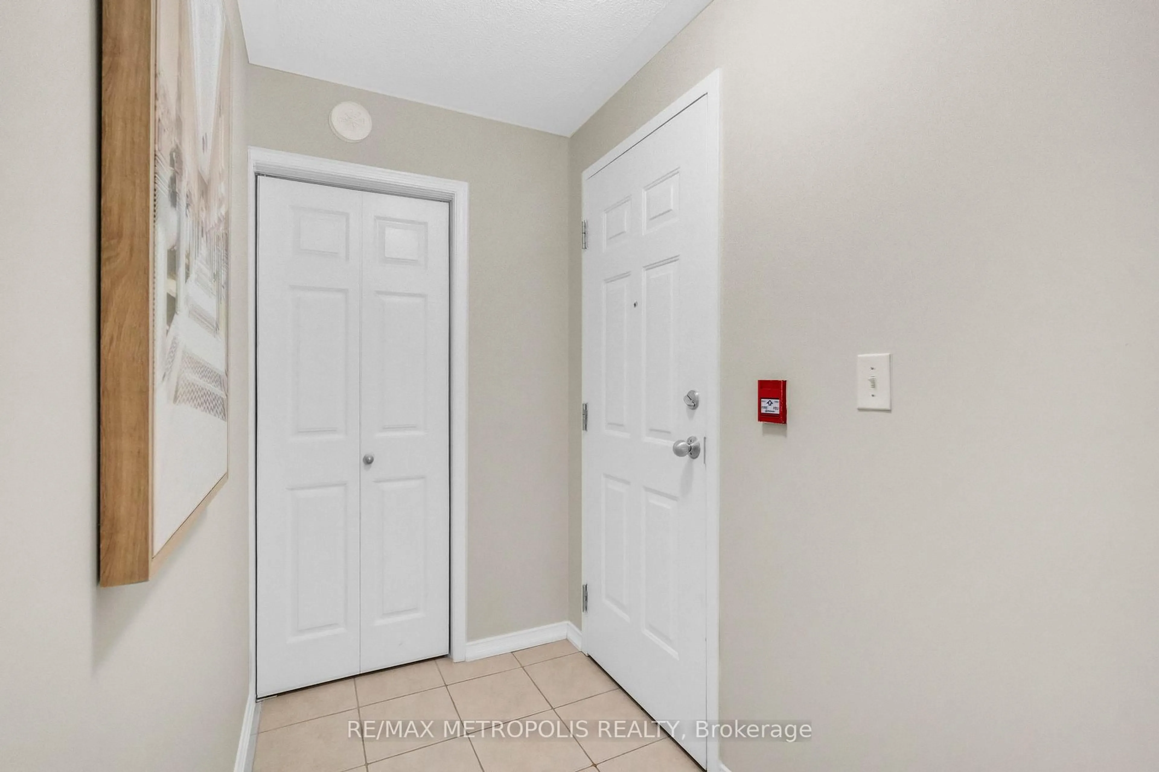 Indoor entryway for 669A Warden Ave #13, Toronto Ontario M1L 0G3