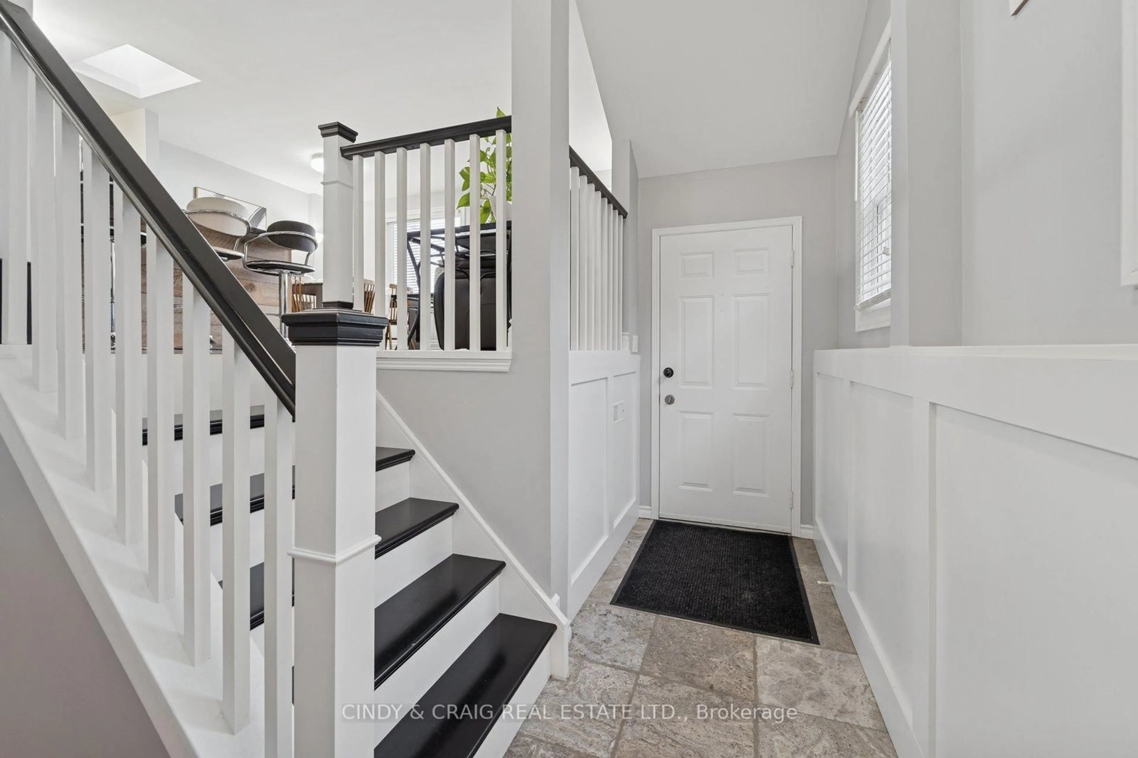 Indoor entryway for 7 Empire Cres, Clarington Ontario L1E 1E4